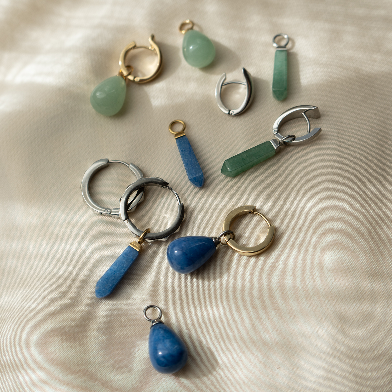 EAR ME UP Charm Obelisk Gold-Blue