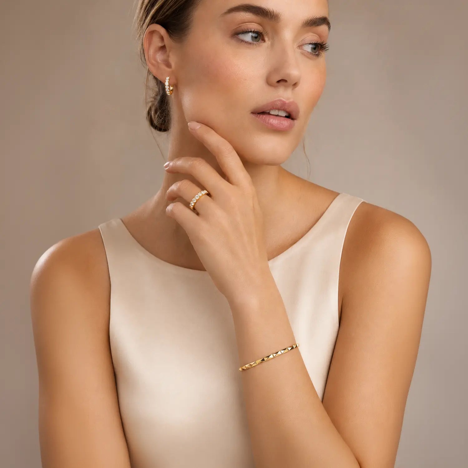 COEUR DE LION Eternal Love Bold Ring Gold – on model