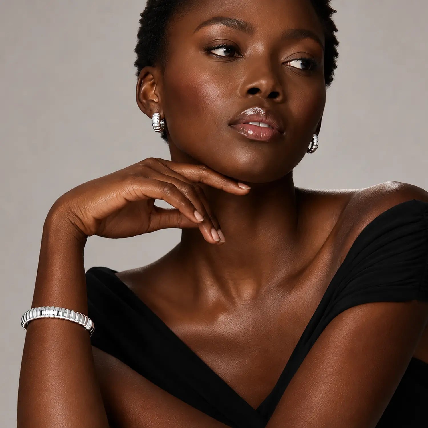 COEUR DE LION Structure Hoop Earrings Silver – on model
