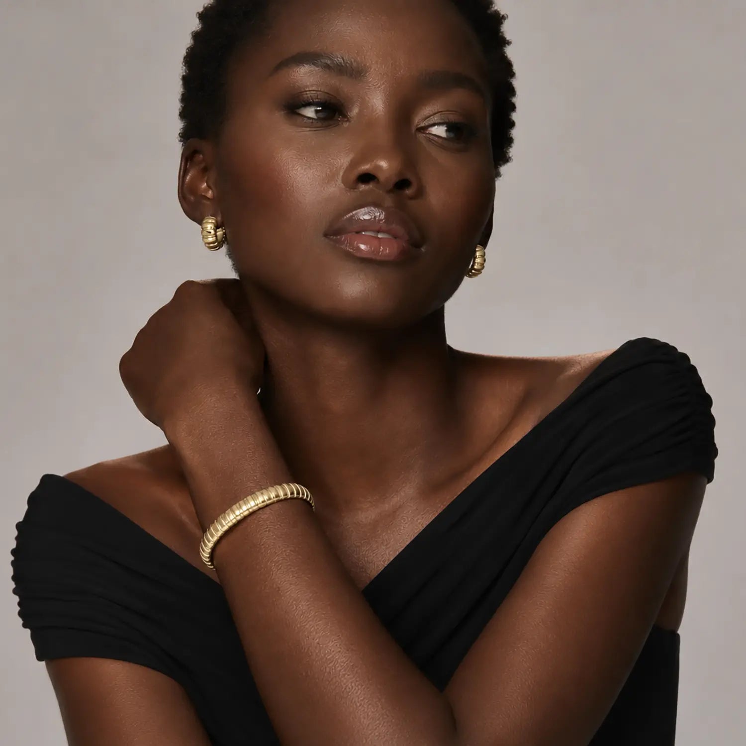 COEUR DE LION Structure Bangle Gold – on model