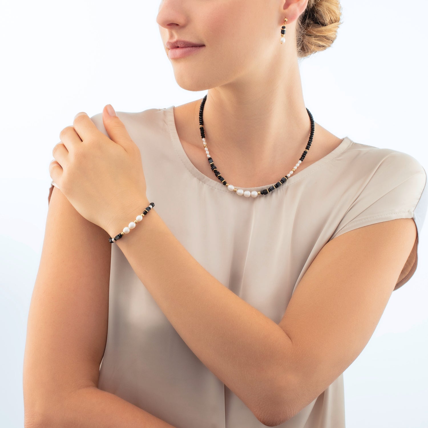 Pearls & onyx bracelet gold