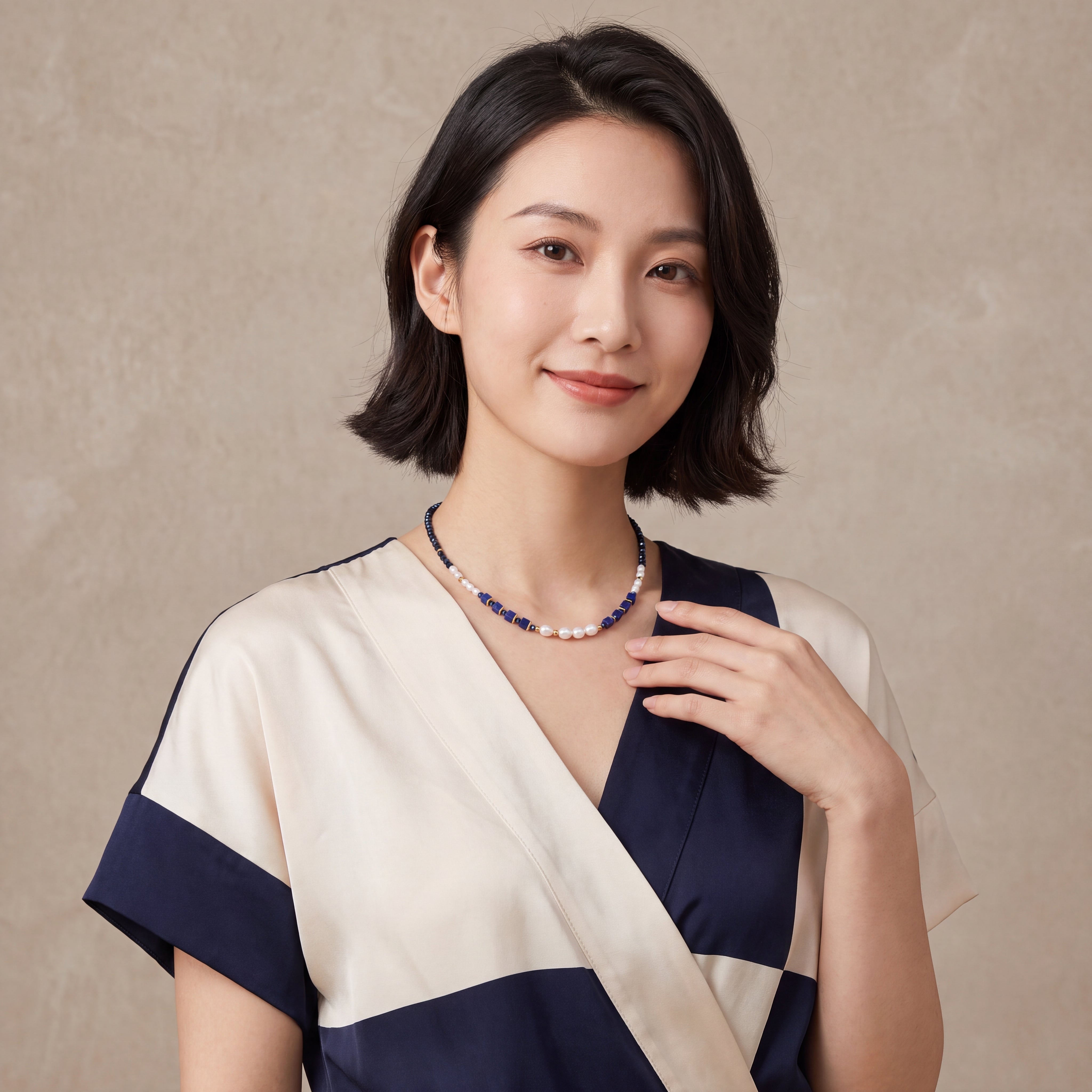 COEUR DE LION Necklace Cosmic Pearls Midnight Gold – on model