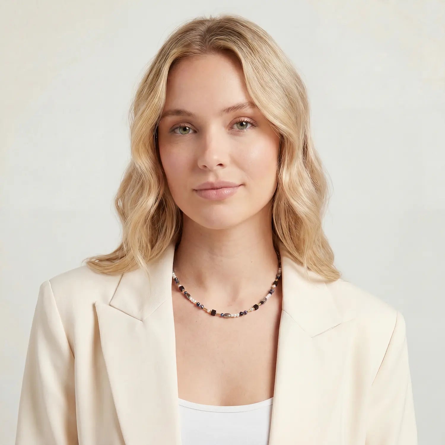 COEUR DE LION Necklace Mosaic Night Gold – on model