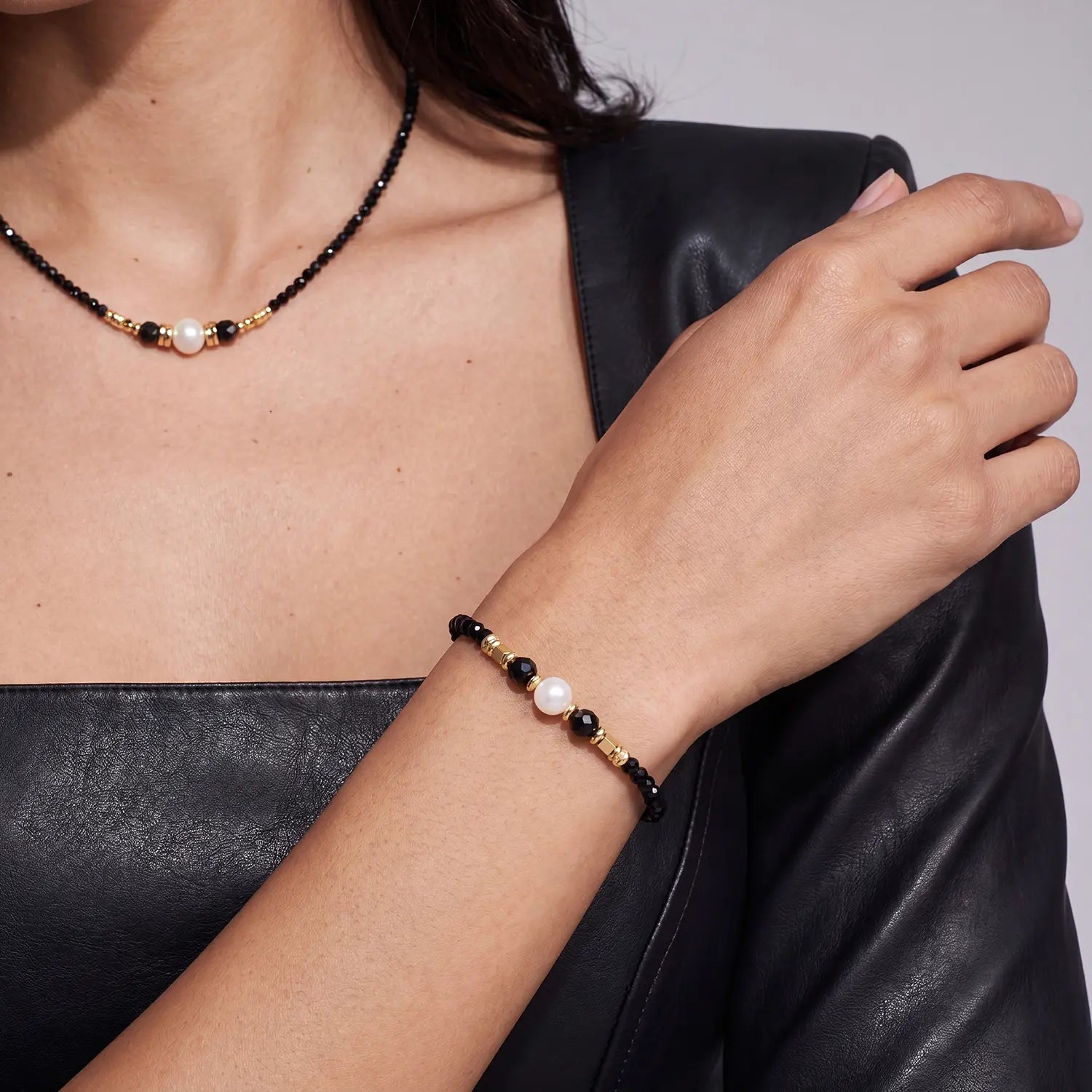 COEUR DE LION Bracelet Astoria Noir Pearl Gold – on model