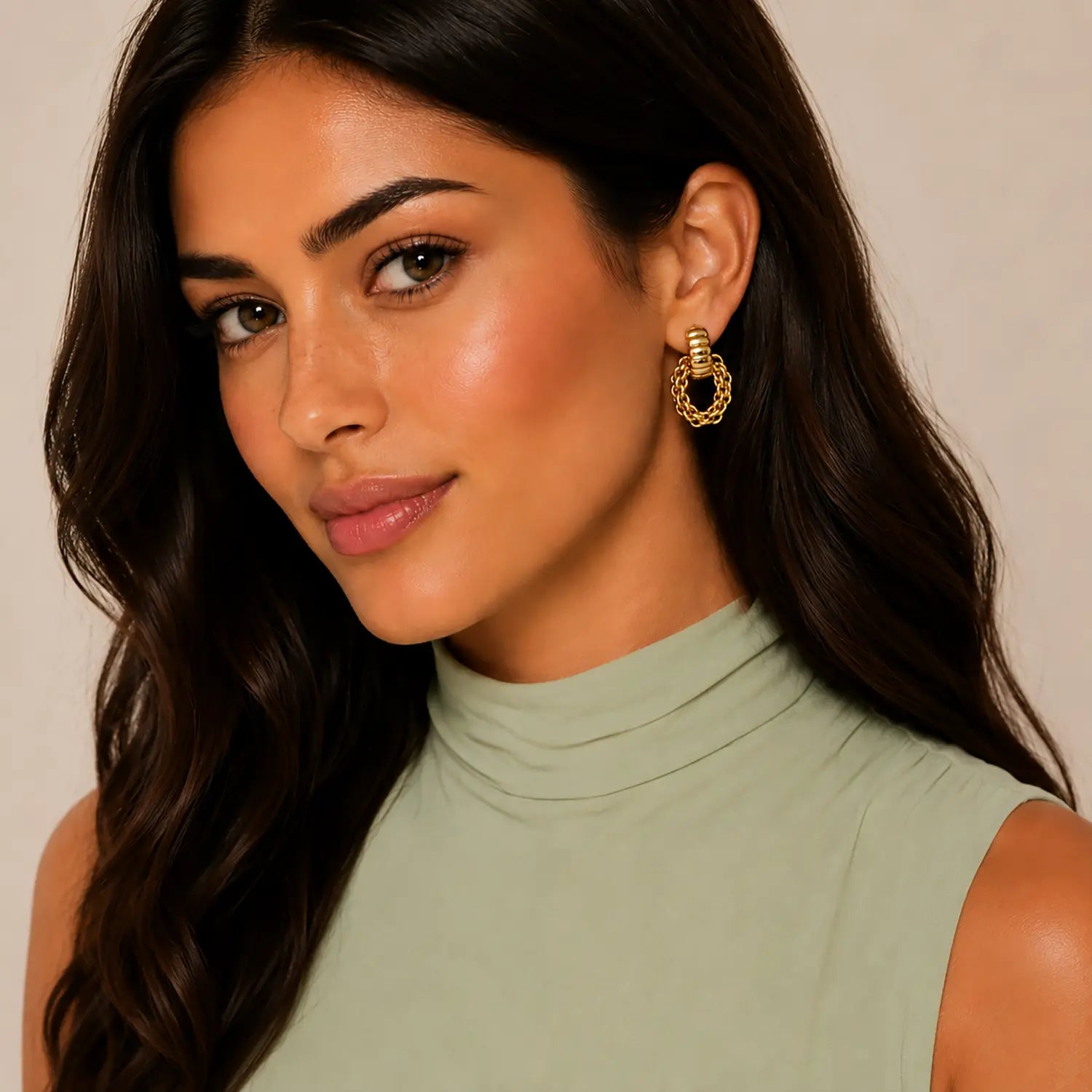 COEUR DE LION Structure Hoop Earrings with Chain Pendant Gold – on model