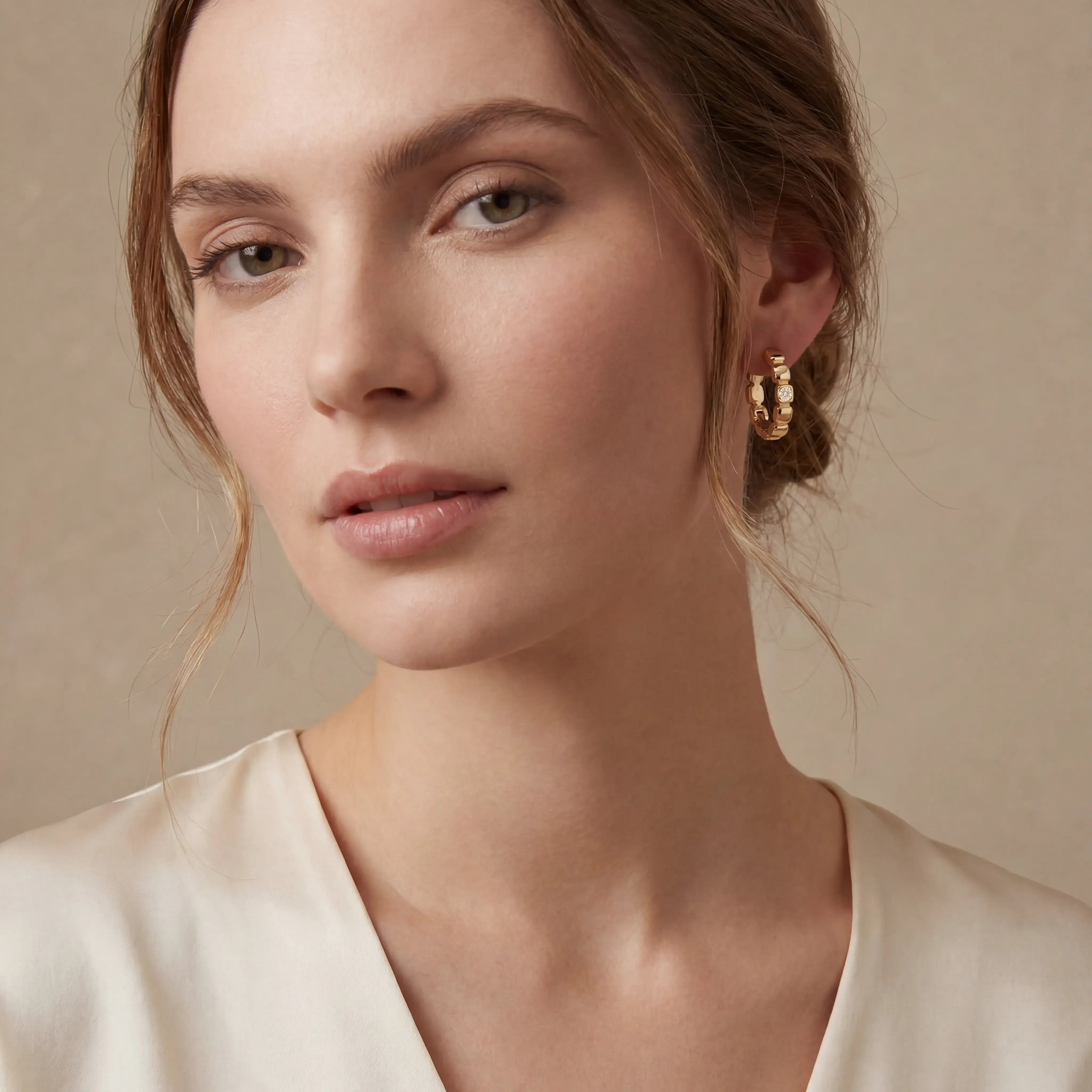 COEUR DE LION Hoop Earrings Soft Cube Circle Glow Sunset Gold – on model