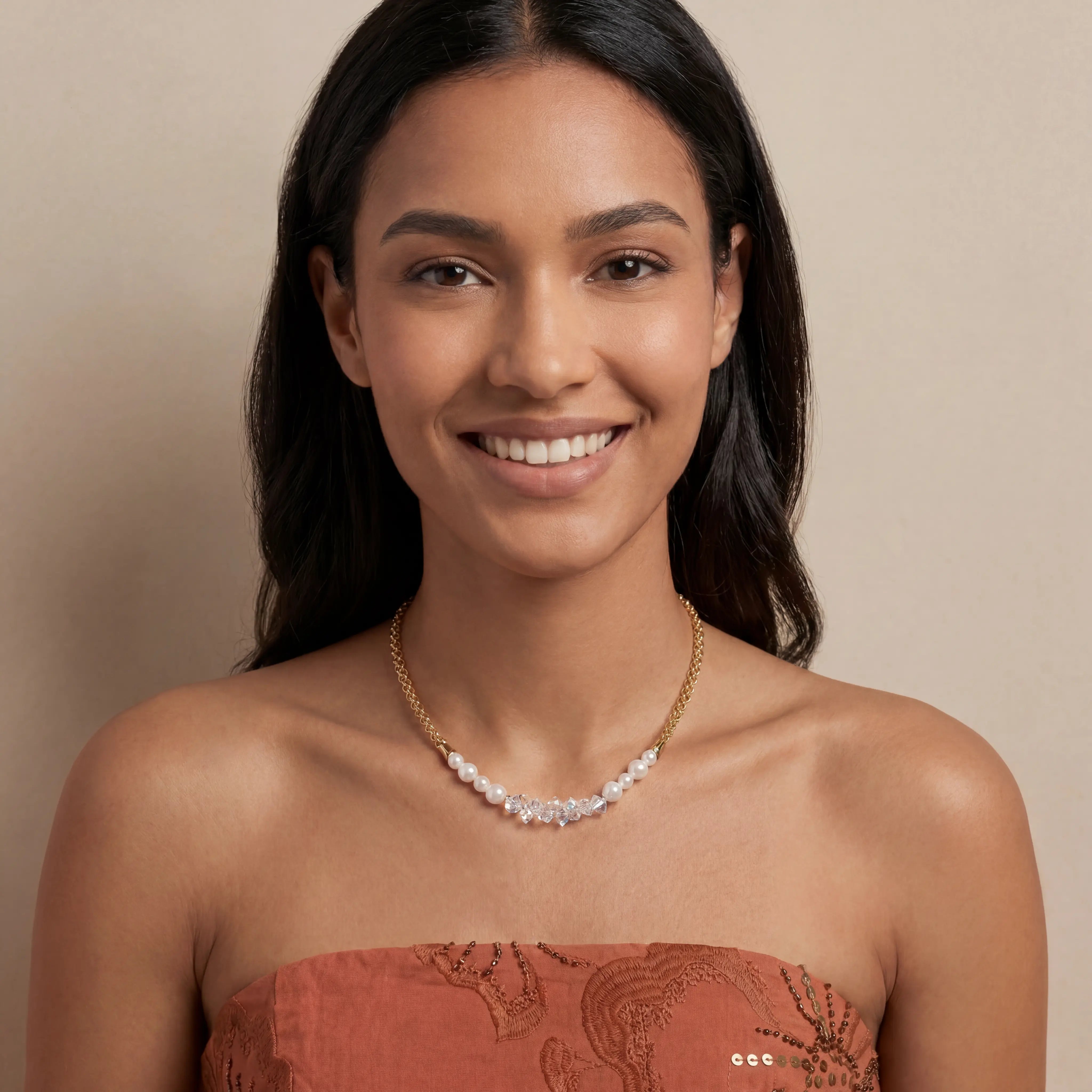 COEUR DE LION Necklace Dancing Crystals Fusion Gold – on model