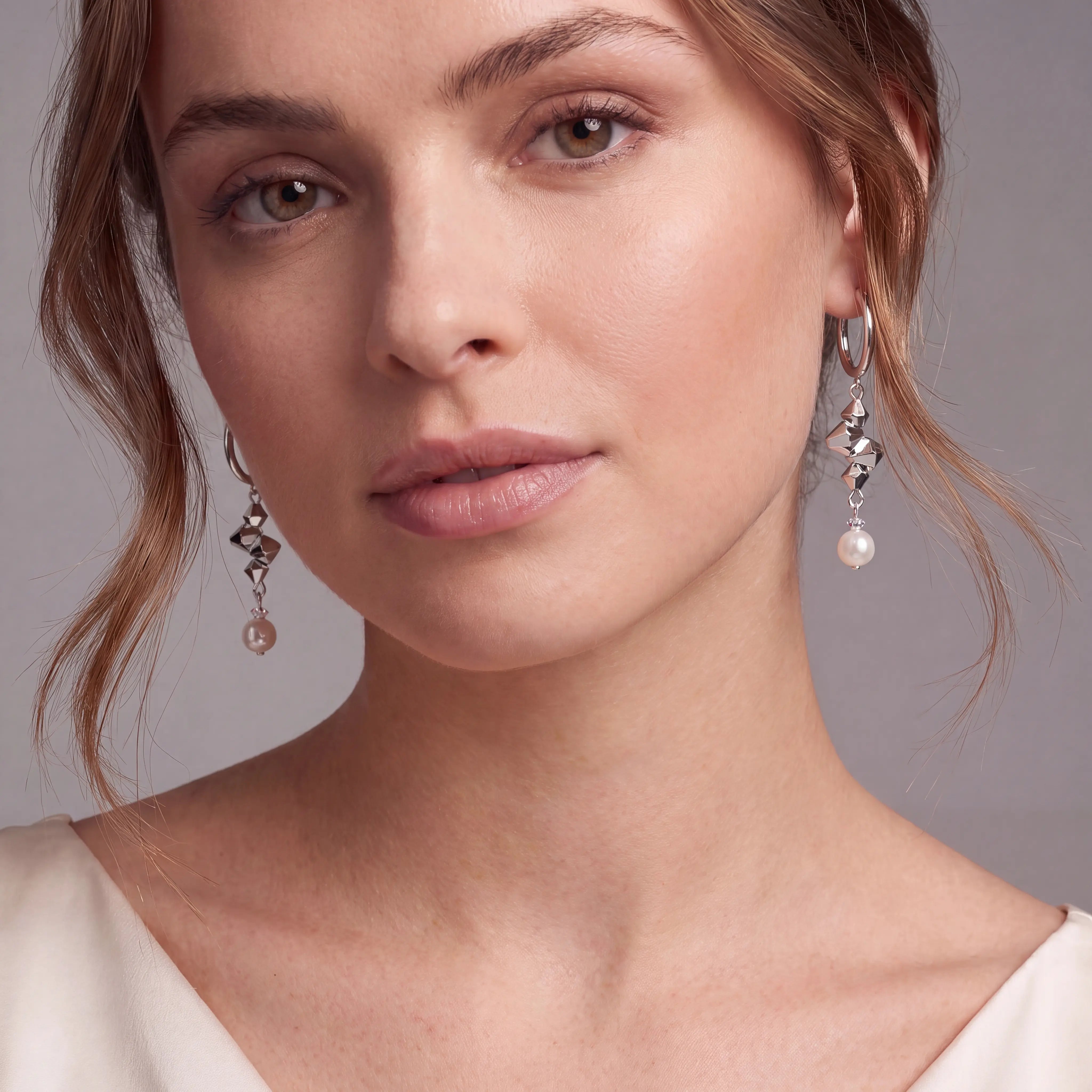COEUR DE LION Hoop Earrings Dancing Crystals Fusion Silver – on model