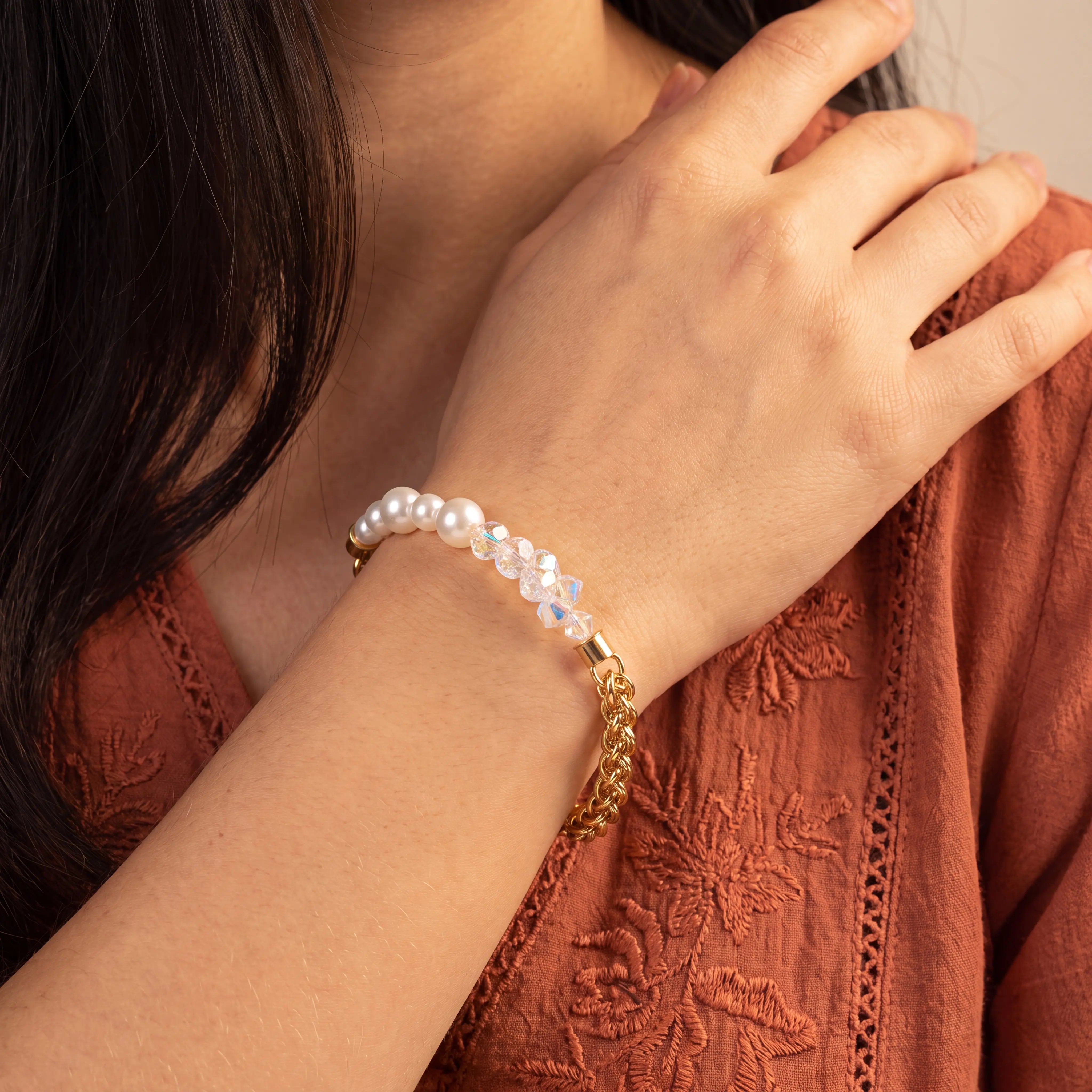 COEUR DE LION Bracelet Dancing Crystals Fusion Gold – on model