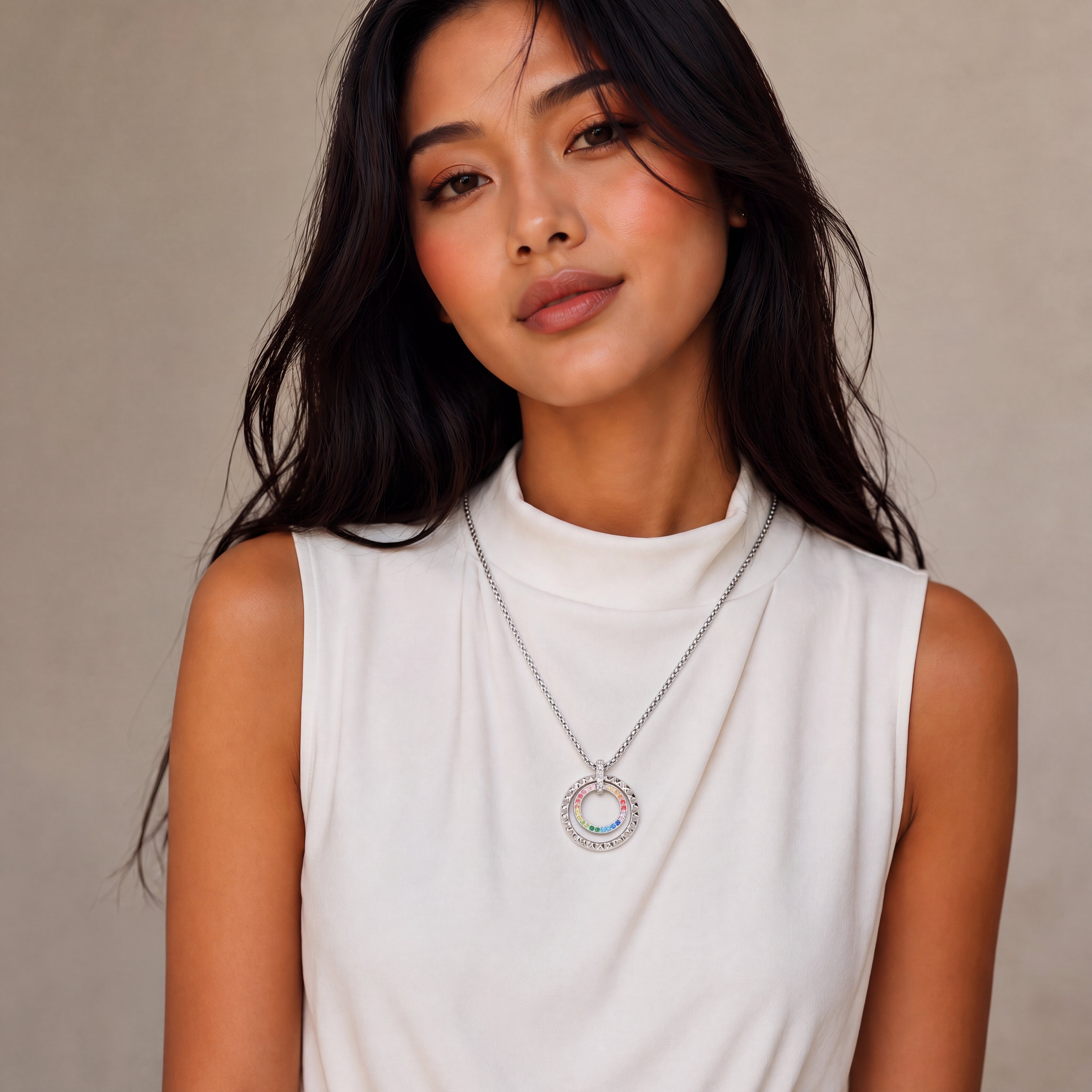 COEUR DE LION Necklace Circle Duo Crystal Gold – on model
