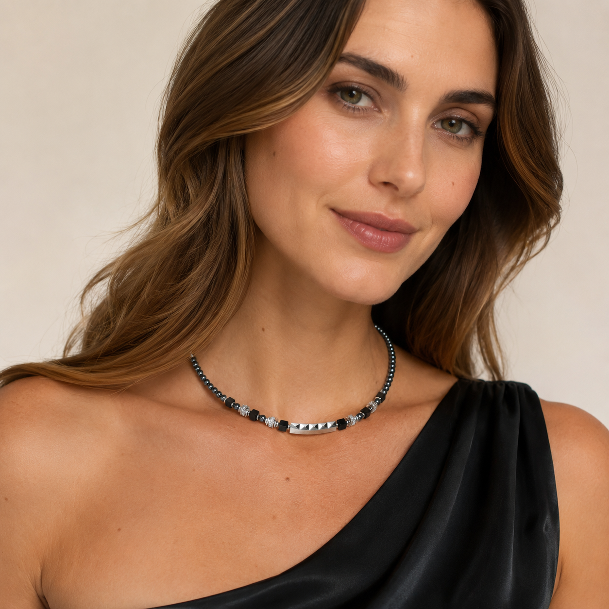 COEUR DE LION Beads & Pearls Spike Necklace Anthracite – on model