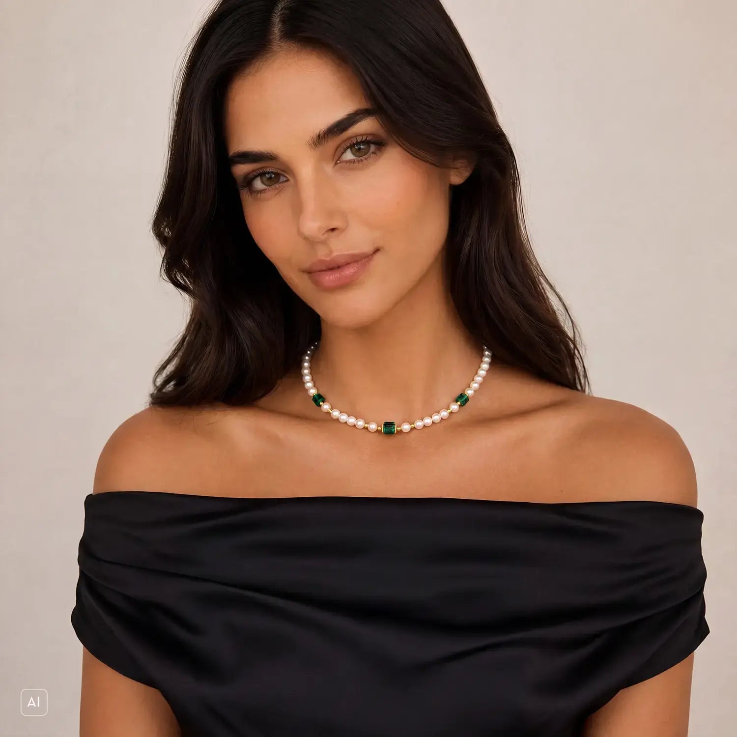 COEUR DE LION Cocktail Pearls Necklace Emerald – on model
