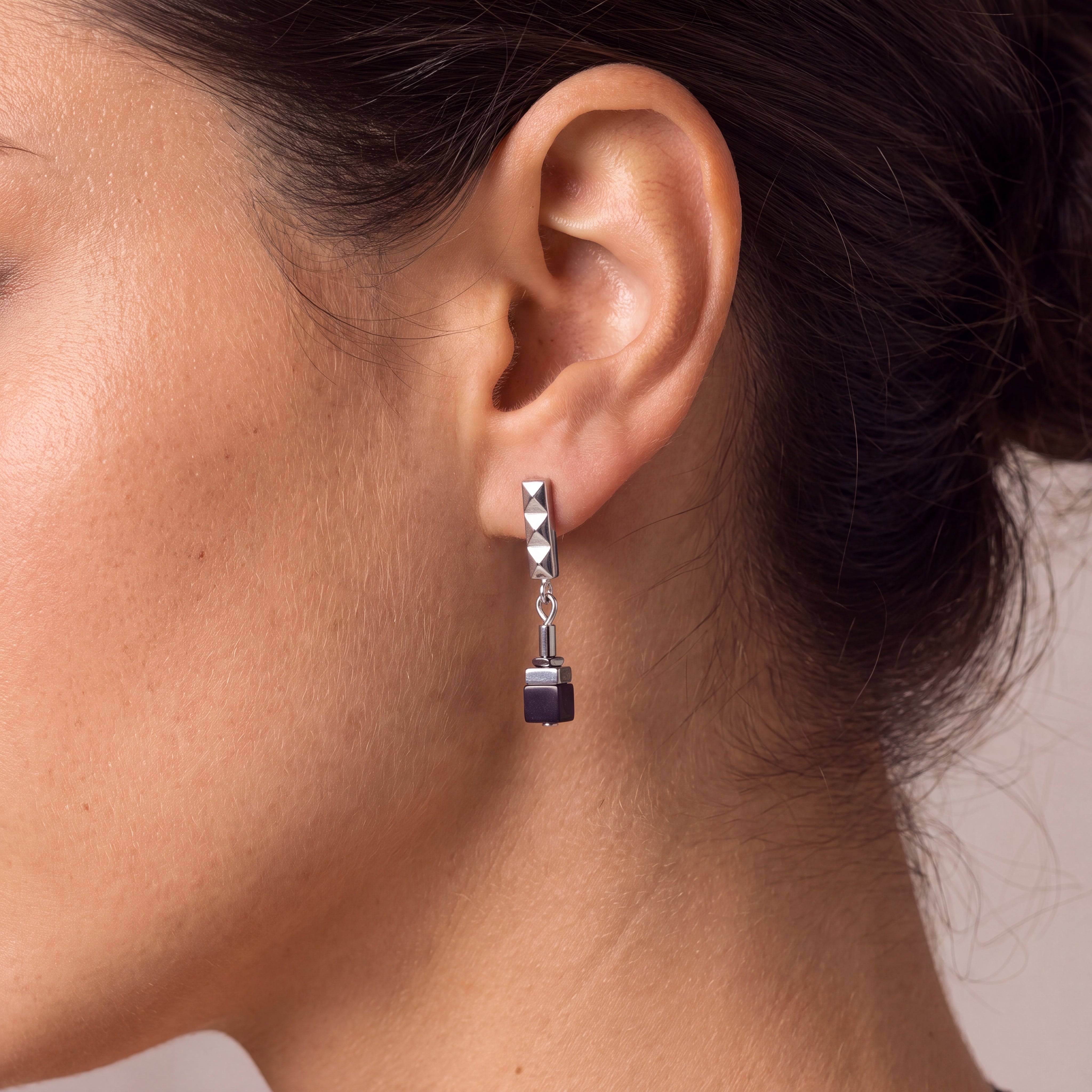 COEUR DE LION Cube Eclipse Stud Earrings Onyx – on model