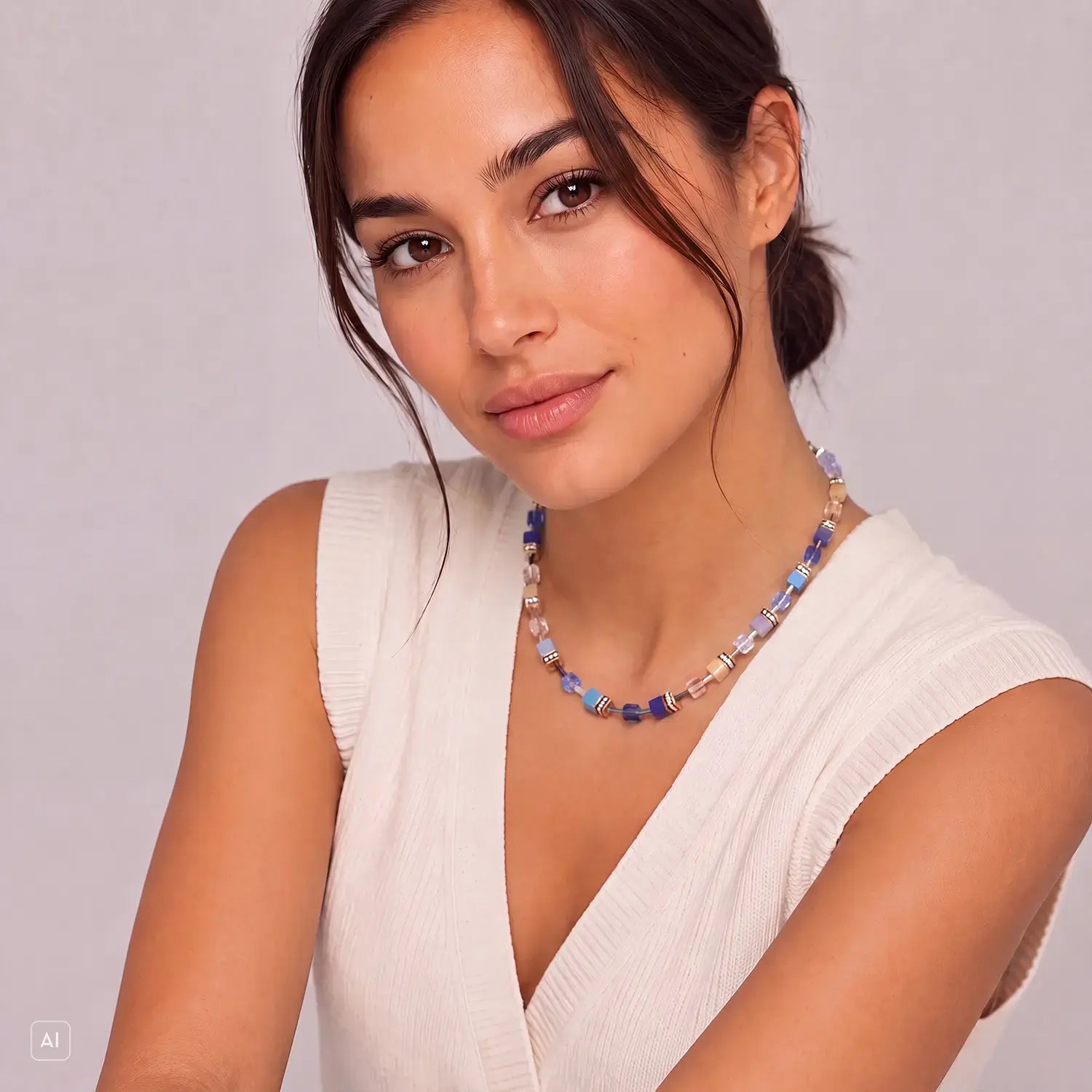 COEUR DE LION GeoCUBE® Iconic Necklace Azure Glow Gold – on model