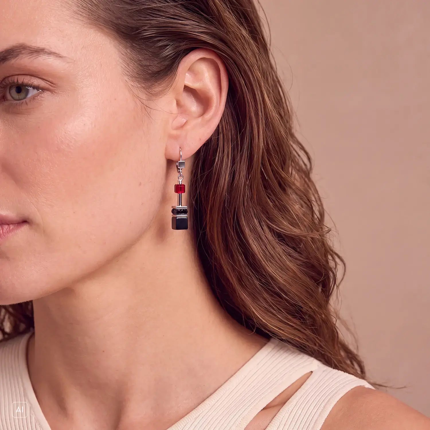 COEUR DE LION GeoCUBE® Iconic Drop Earrings Ruby Noir Silver – on model