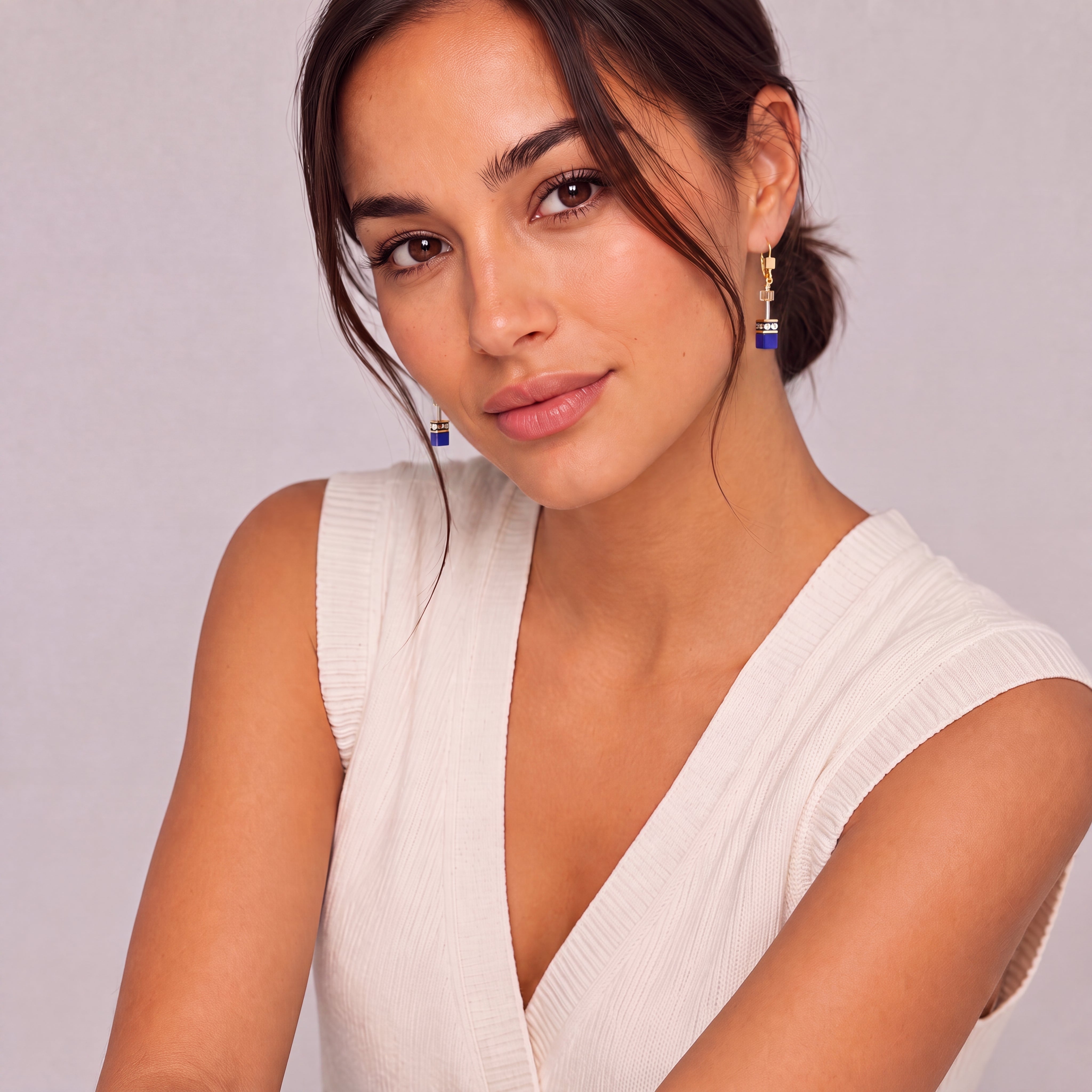 COEUR DE LION GeoCUBE® Iconic Drop Earrings Azure Glow Gold – on model