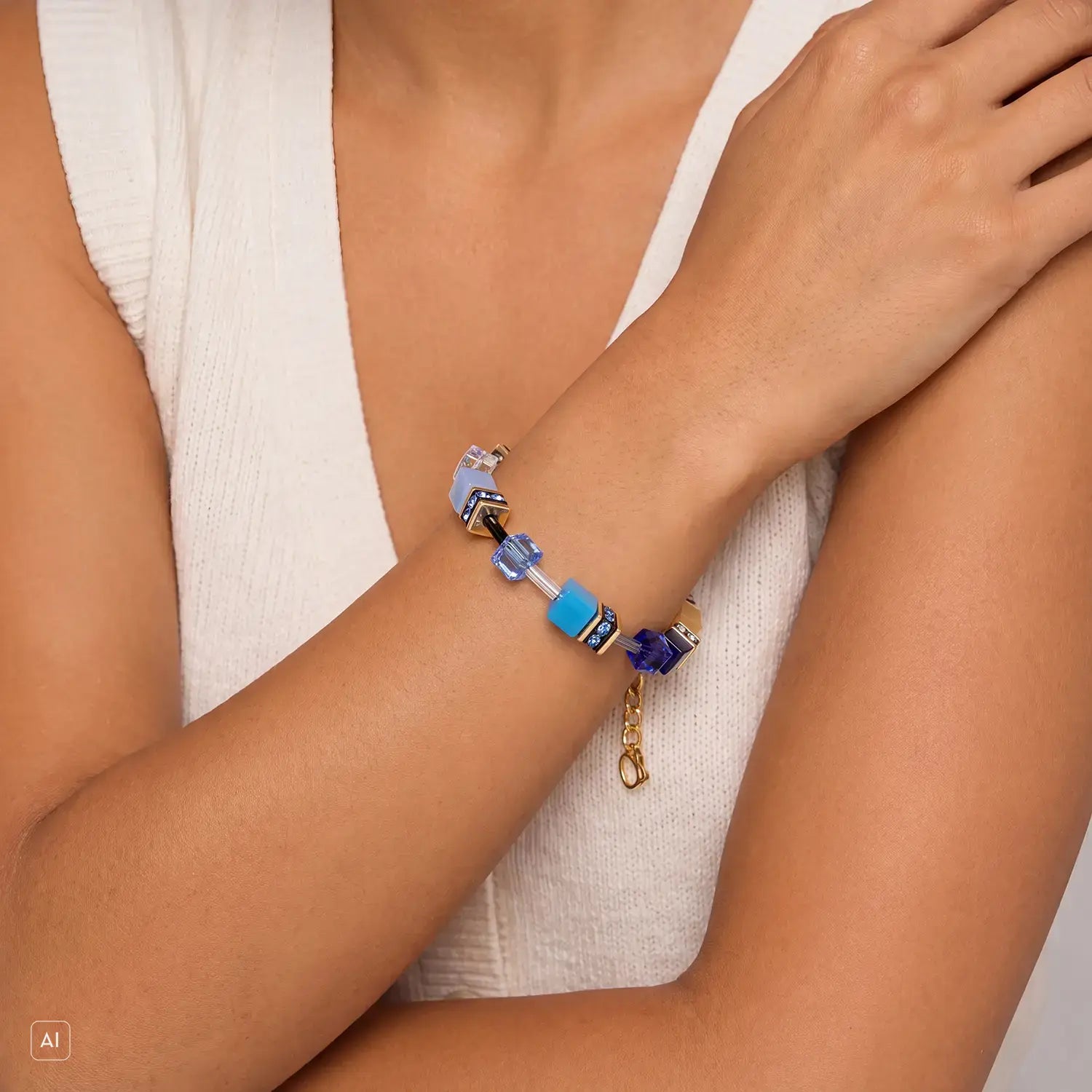 COEUR DE LION GeoCUBE® Iconic Bracelet Azure Glow Gold – on model