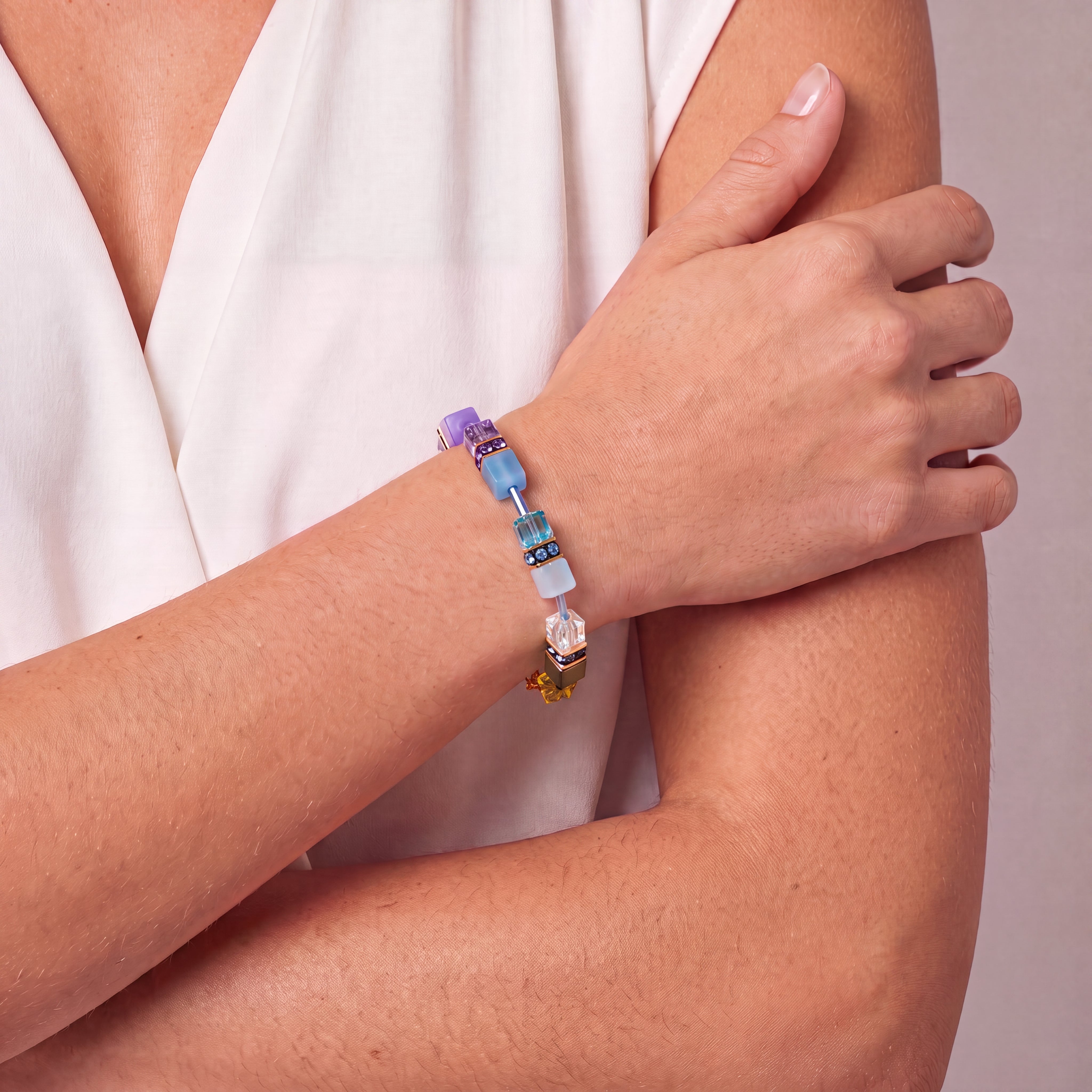 COEUR DE LION GeoCUBE® Iconic Bracelet Multicolor Boho Gold – on model