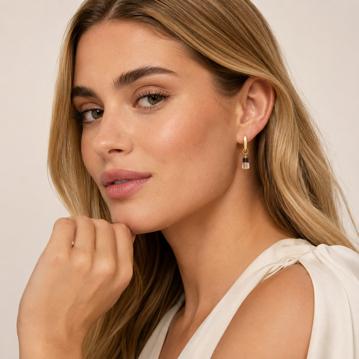 COEUR DE LION Cube Duet Hoop Earrings Earth Gold – on model