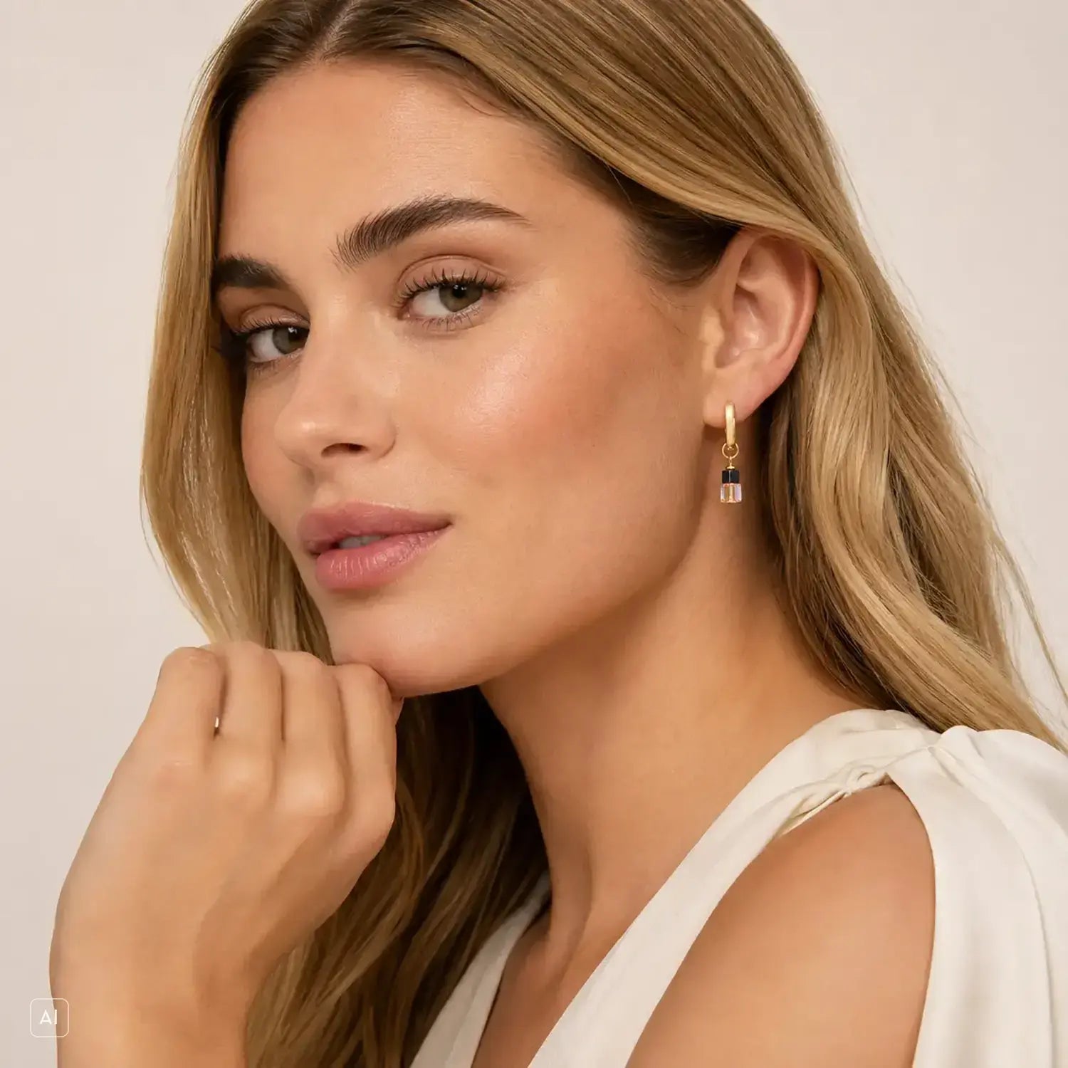 COEUR DE LION Cube Duet Hoop Earrings Earth Gold – on model