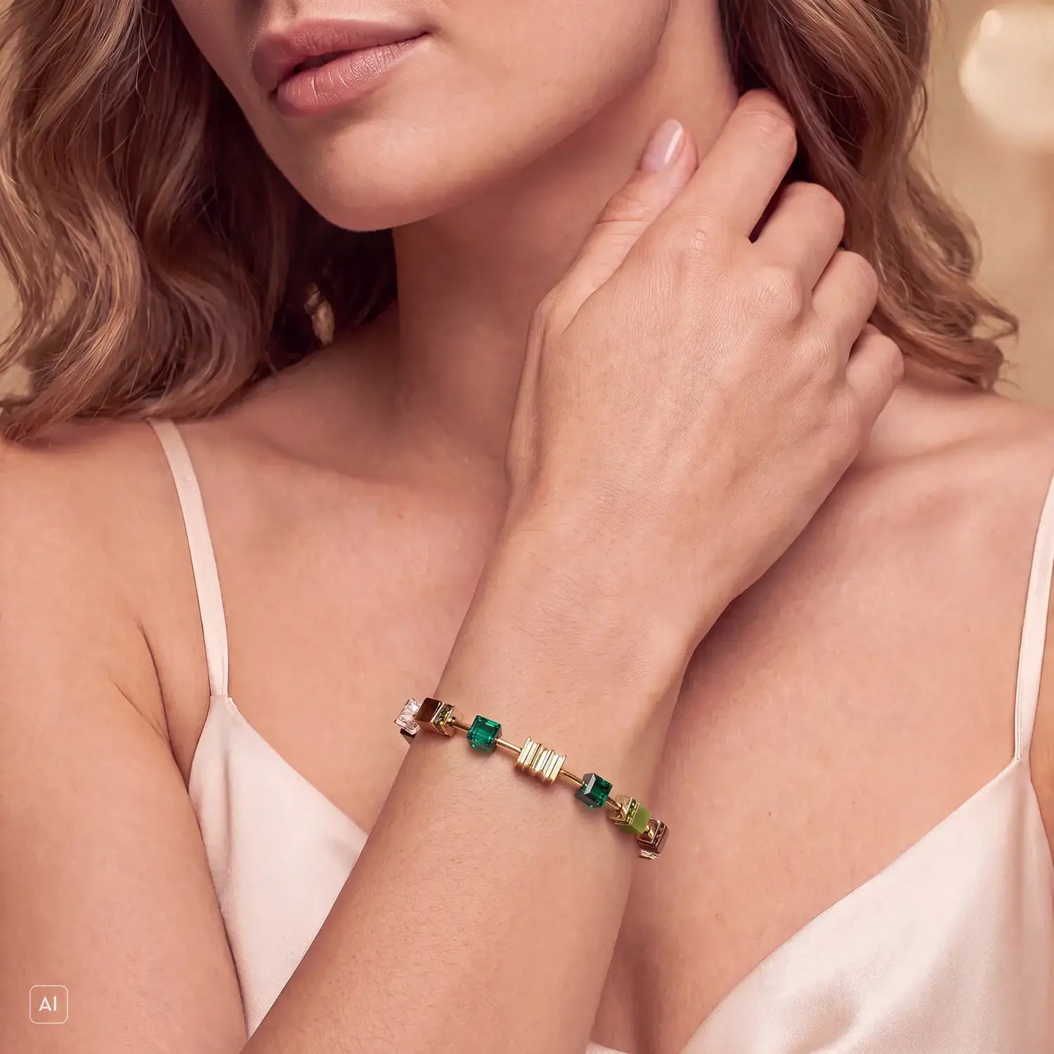 COEUR DE LION GeoCUBE® Iconic Wave Bracelet Forest Gold – on model