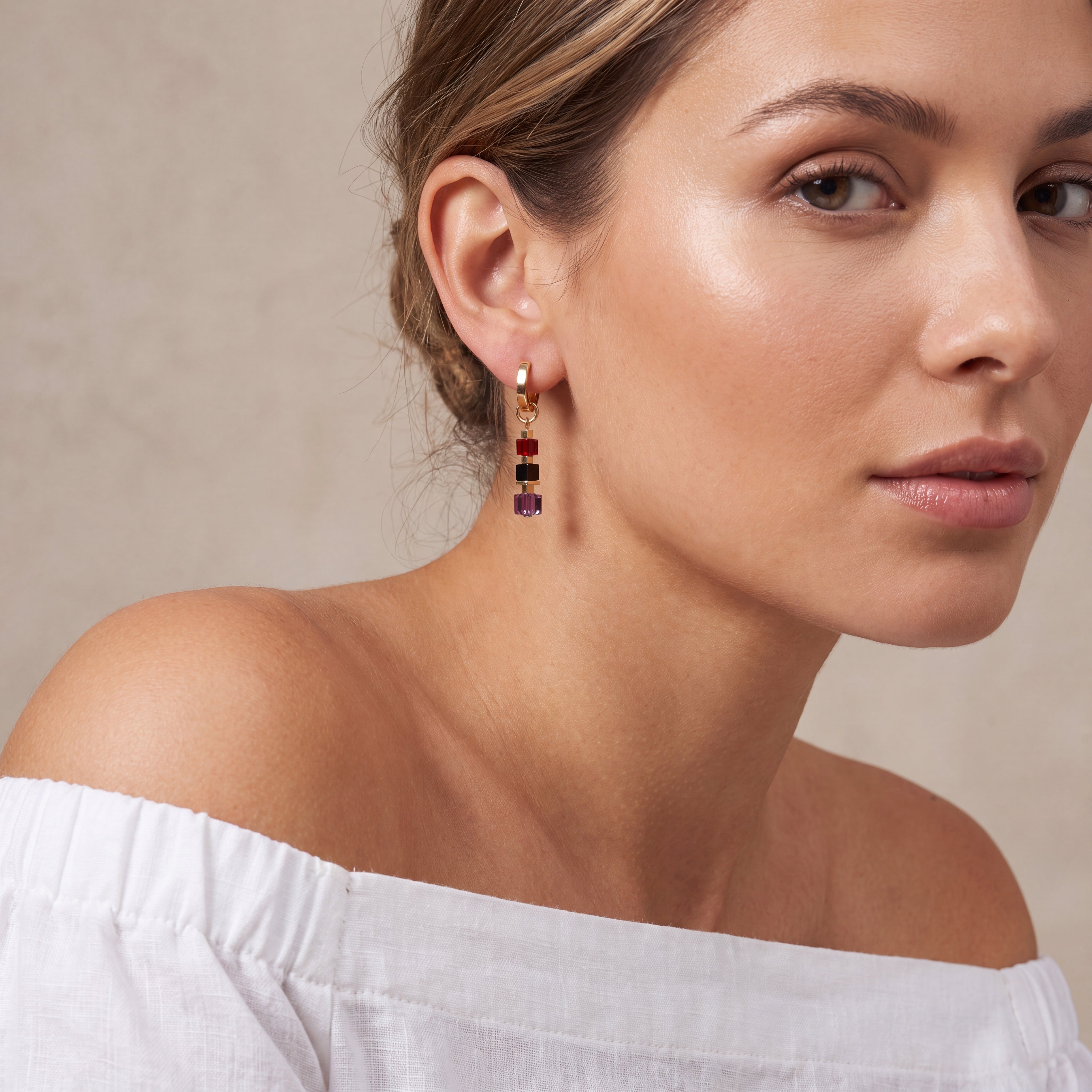 COEUR DE LION Hoop Earrings Cube Mix Precious Berry Gold – on model