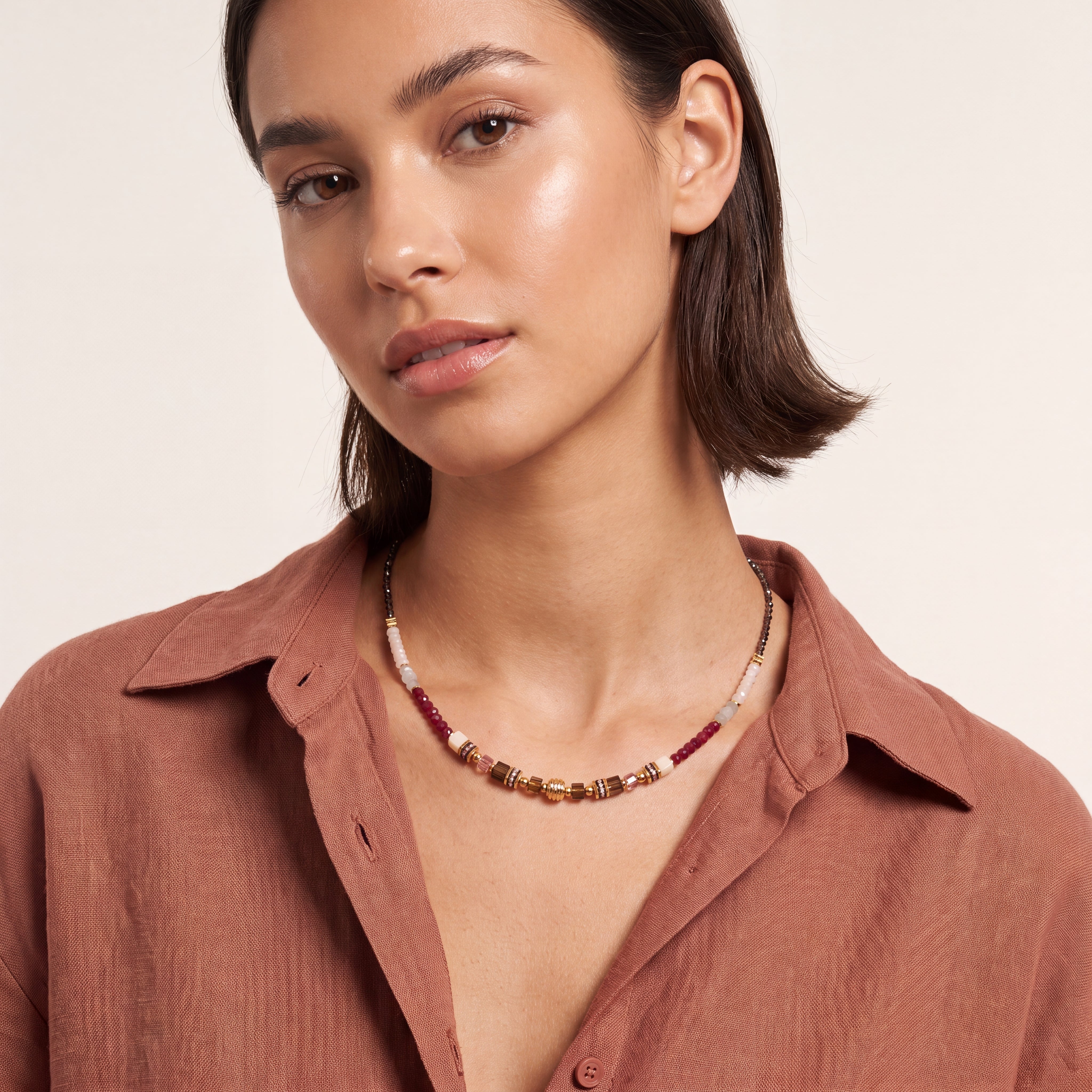 COEUR DE LION GeoCUBE® Precious Grace Necklace Rose Smoke – on model