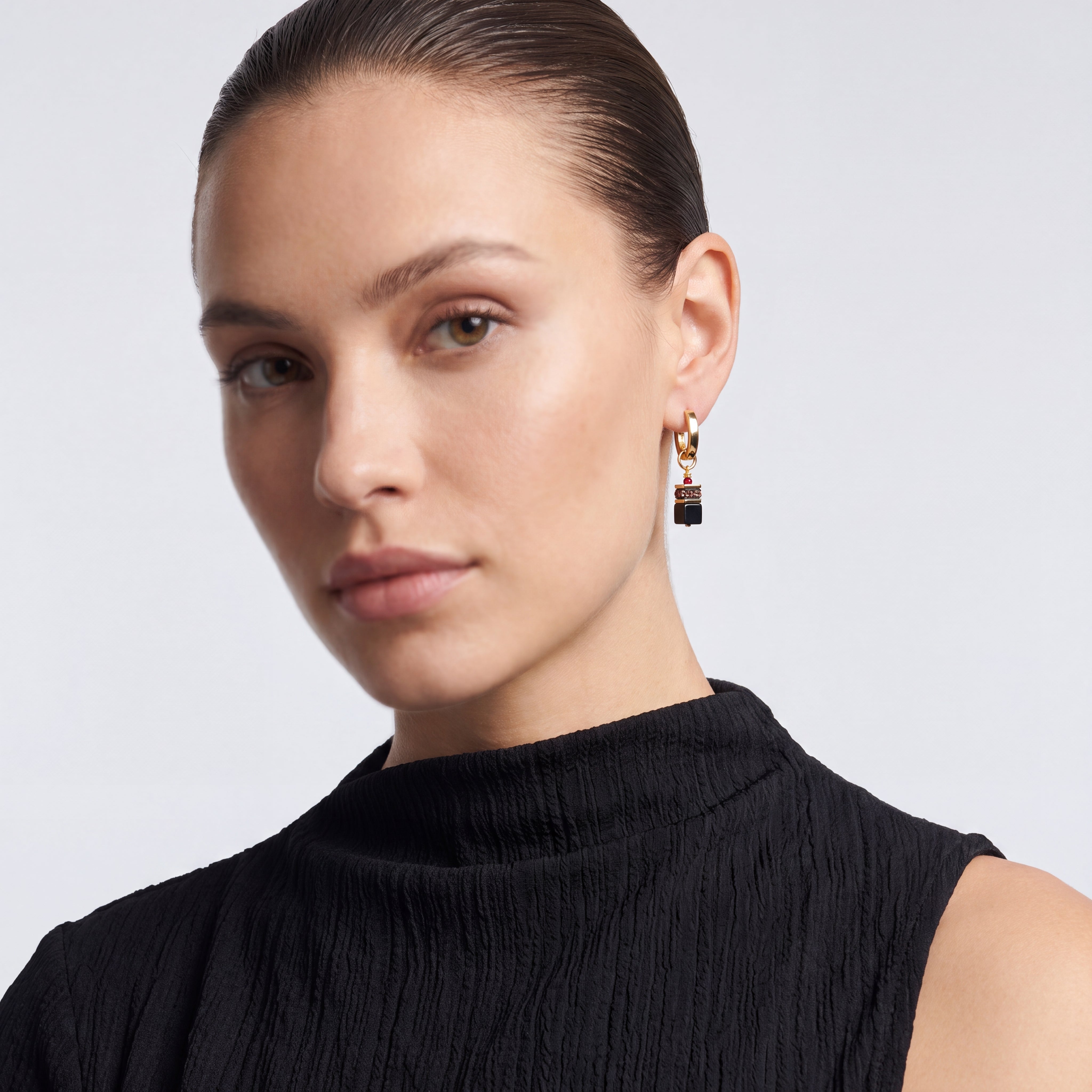 COEUR DE LION GeoCUBE® Precious Classic Hoop Earrings Ruby Noir – on model