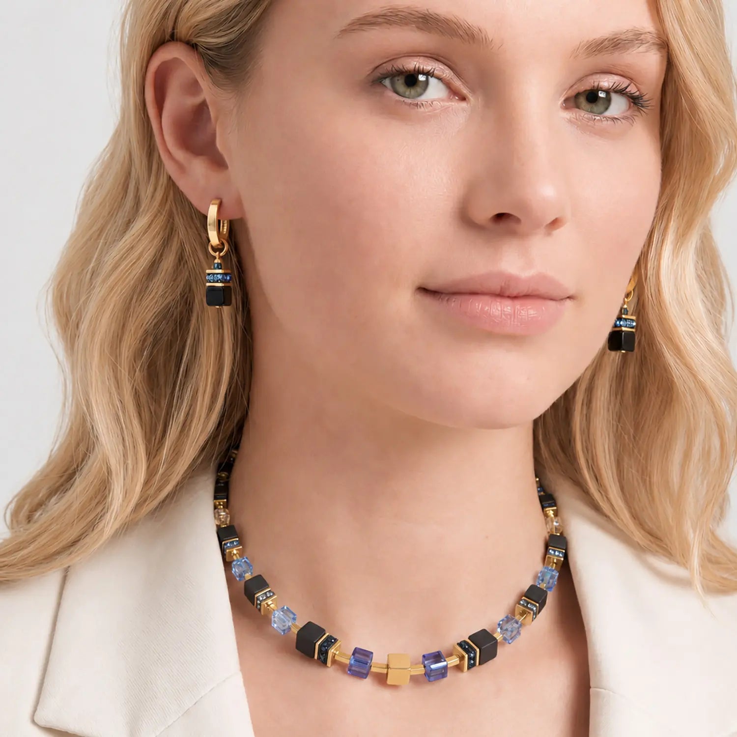 COEUR DE LION GeoCUBE® Precious Classic Hoop Earrings Midnight Blue – on model