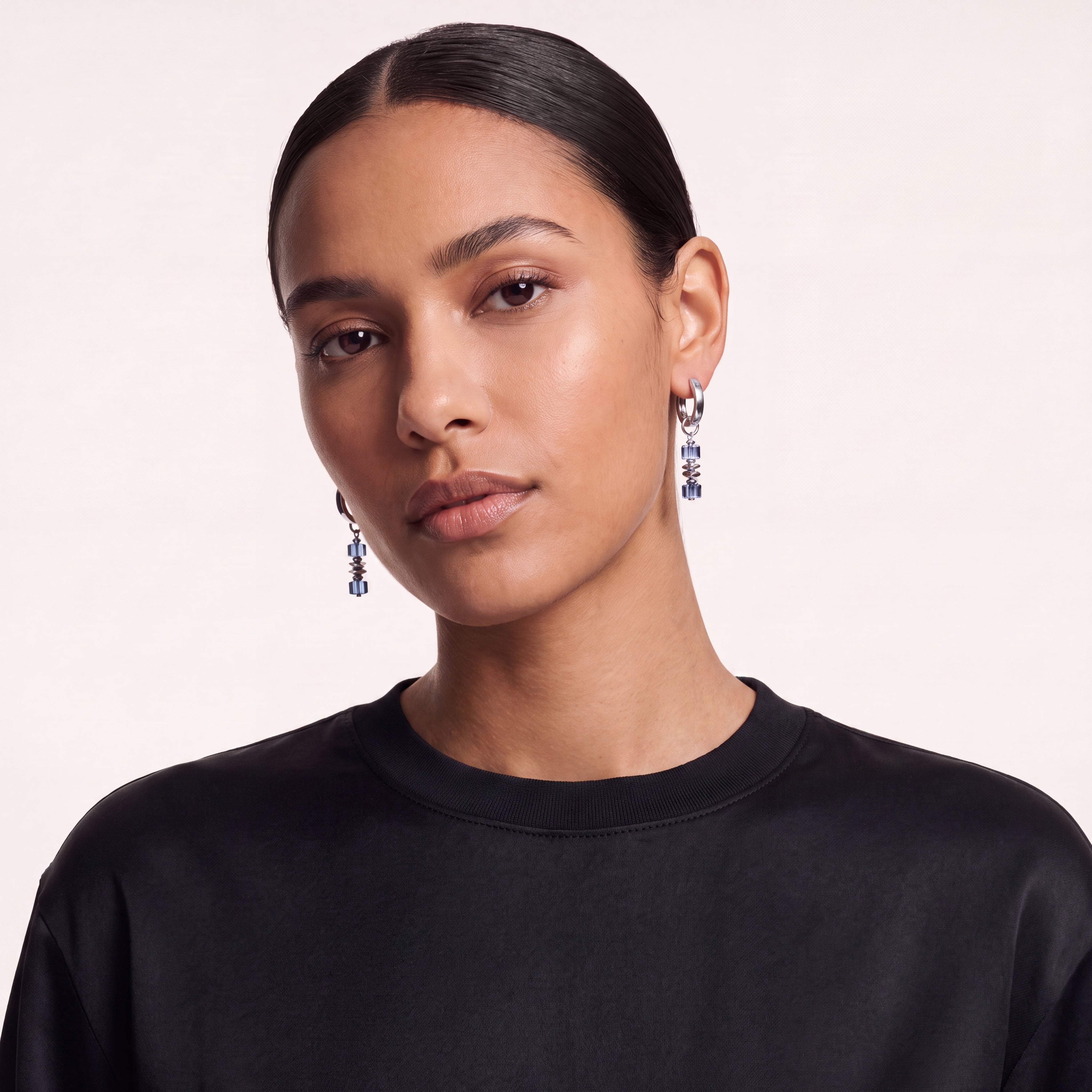COEUR DE LION Hoop Earrings Wave Cube Flow silver-blue – on model