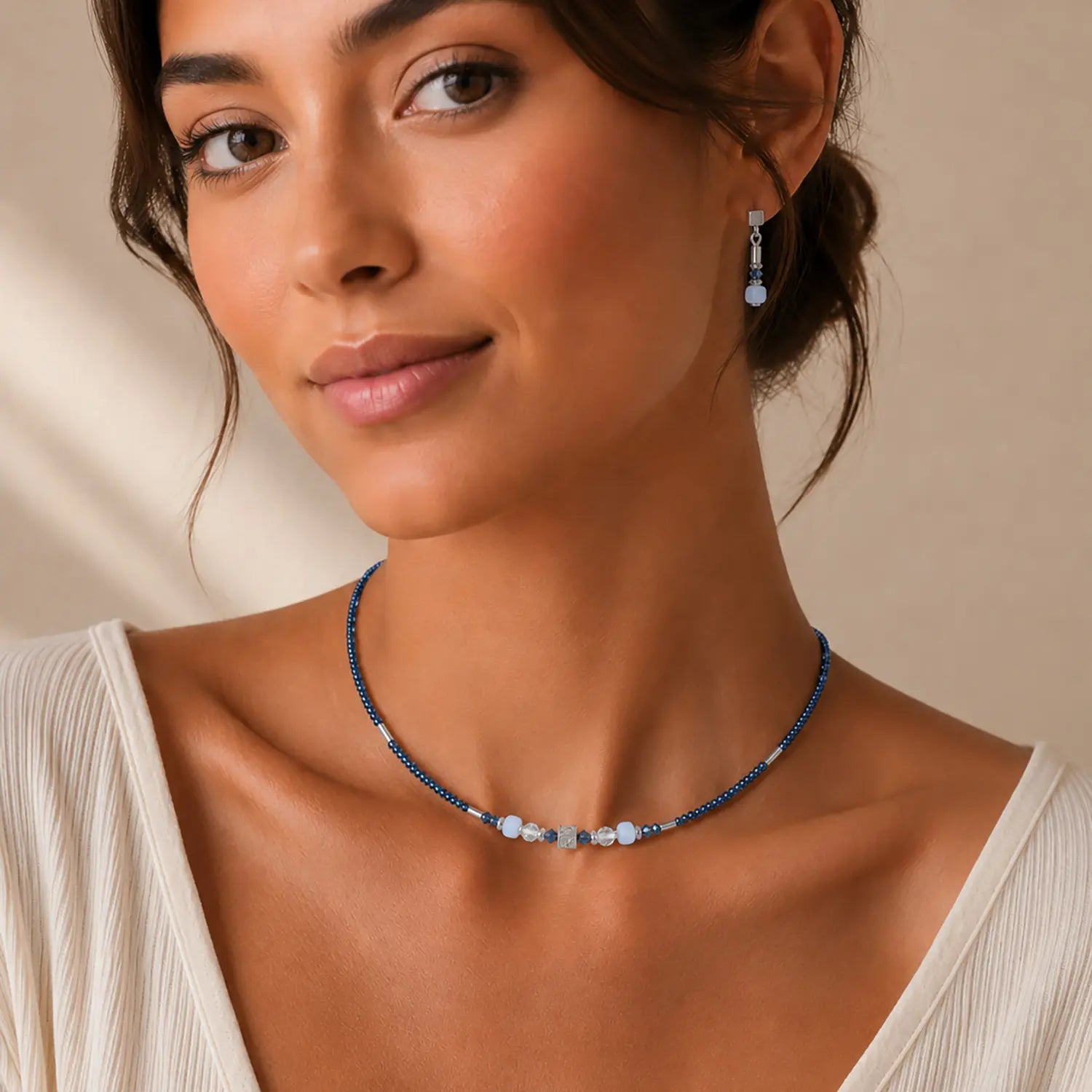 COEUR DE LION Necklace Cube Balance Blue Mist – on model