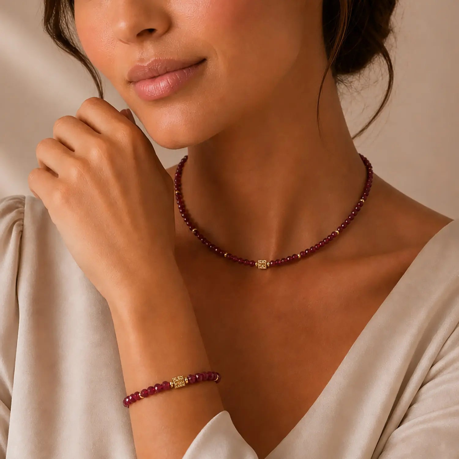 COEUR DE LION Necklace Hammered Cube Ruby Gold – on model