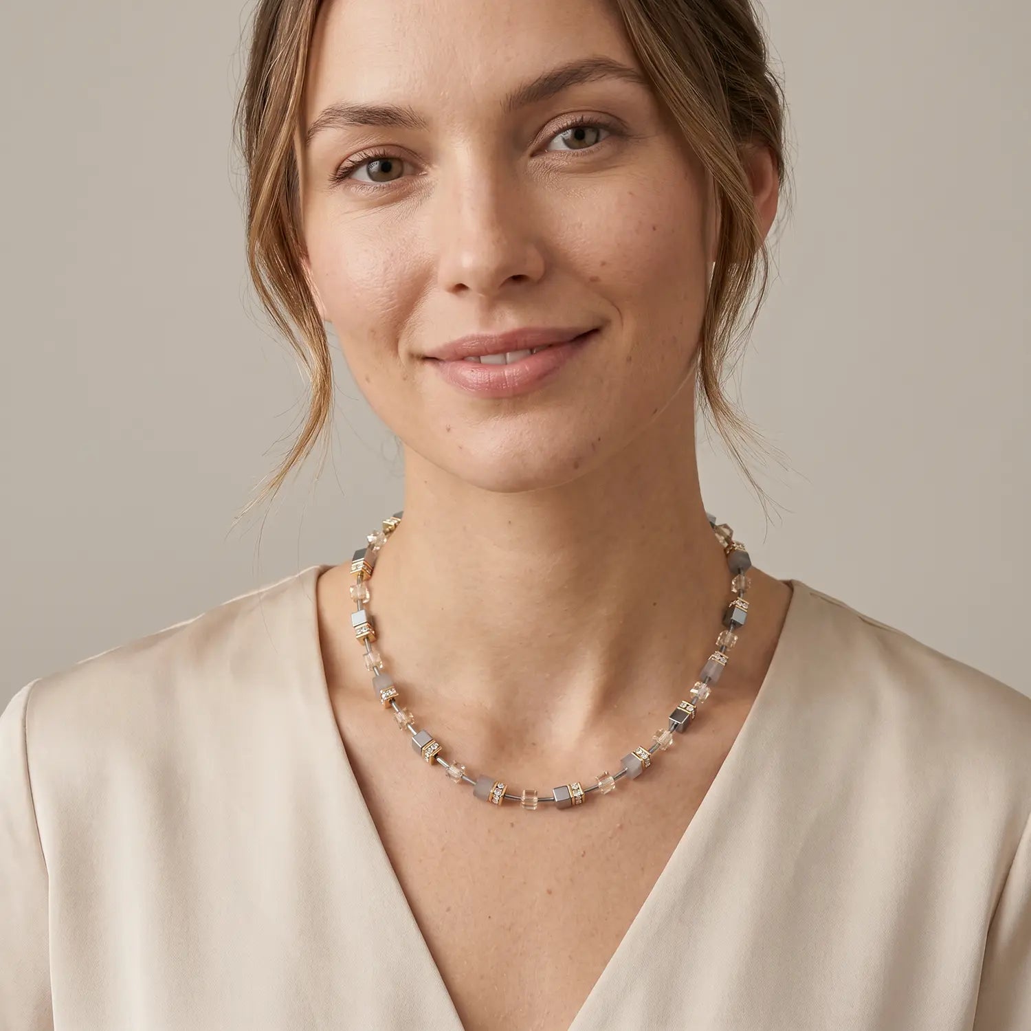 COEUR DE LION GeoCUBE® Necklace Agate & Hematite grey-gold – on model