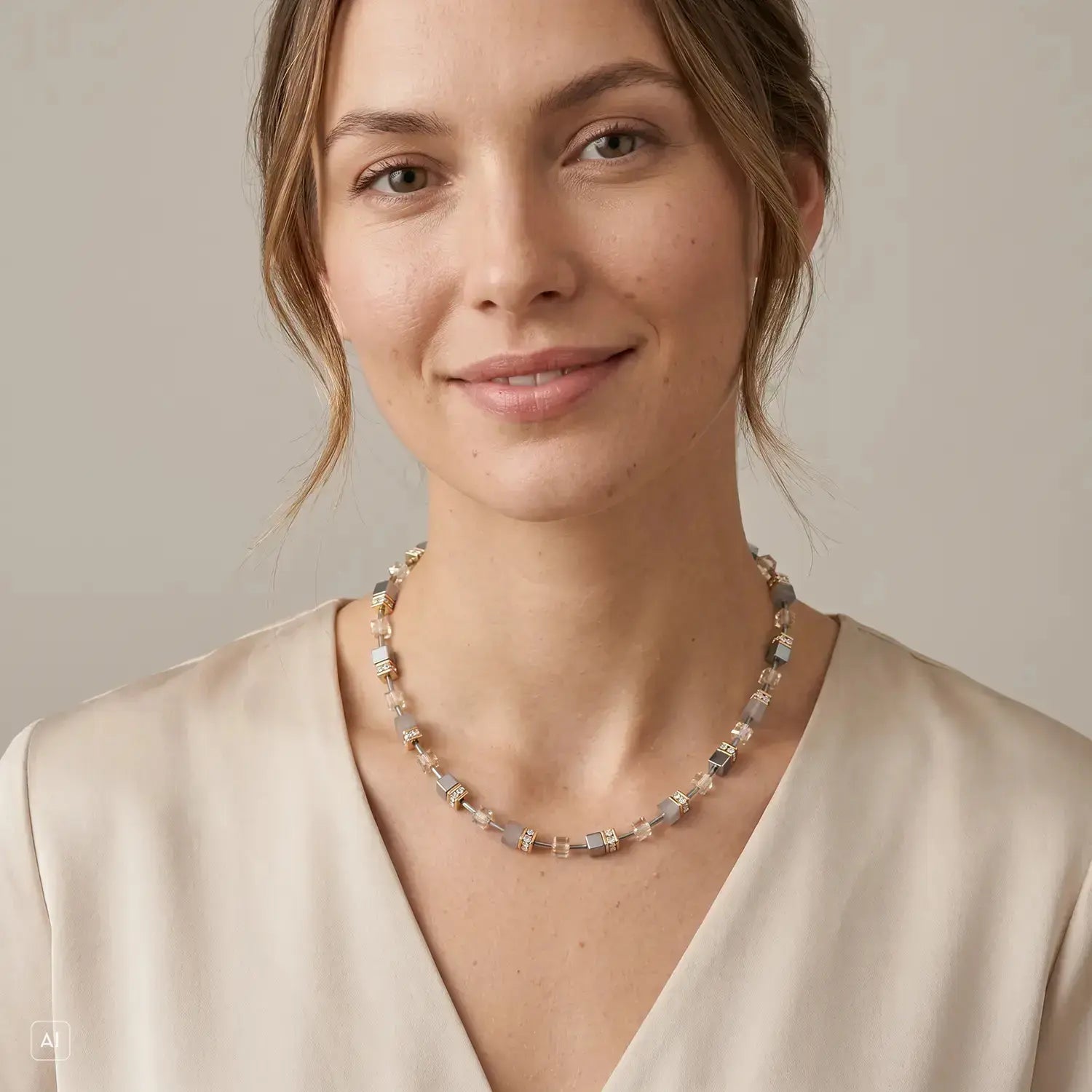 COEUR DE LION GeoCUBE® Necklace Agate & Hematite grey-gold – on model