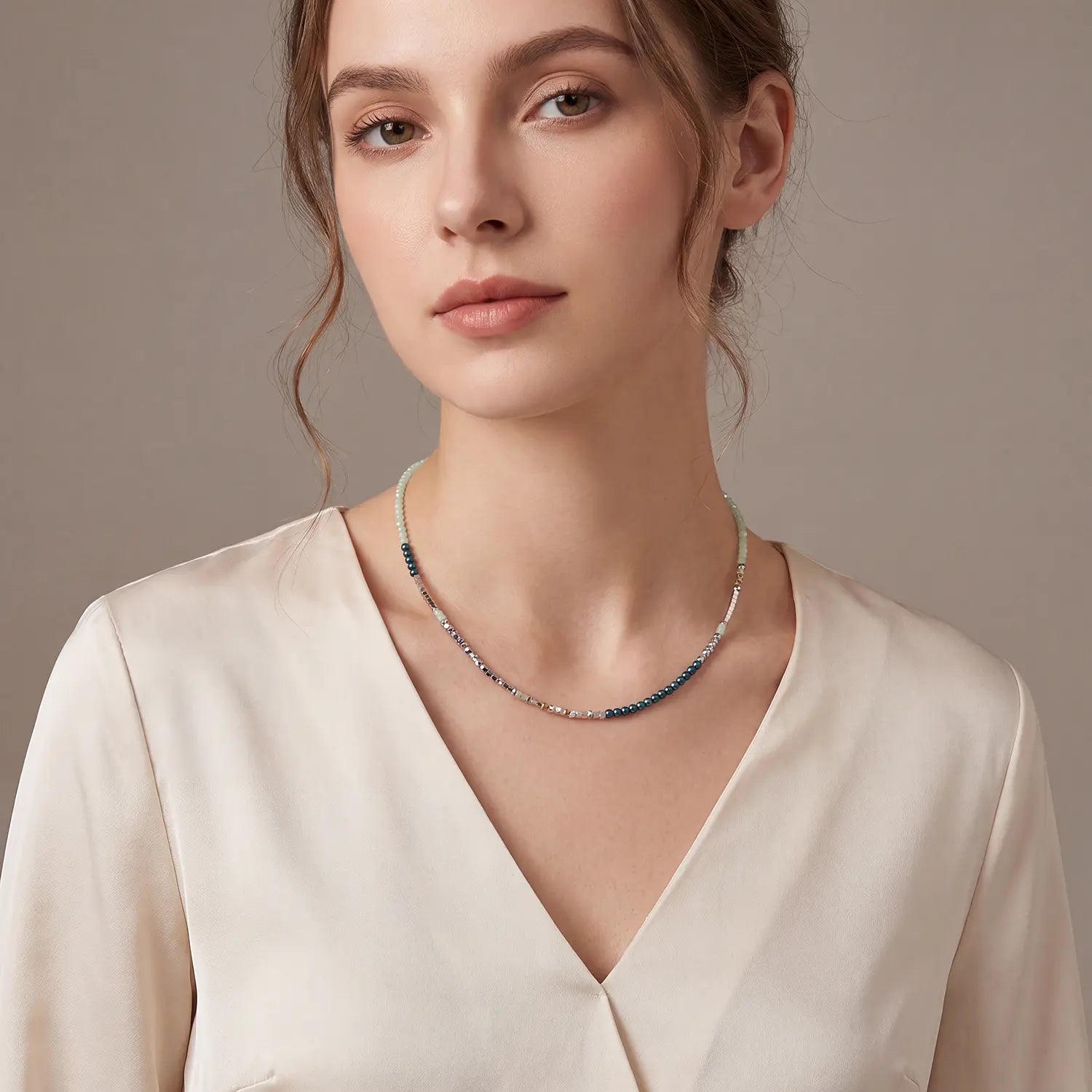 COEUR DE LION Necklace Fusion Offset Graphic green-petrol – on model