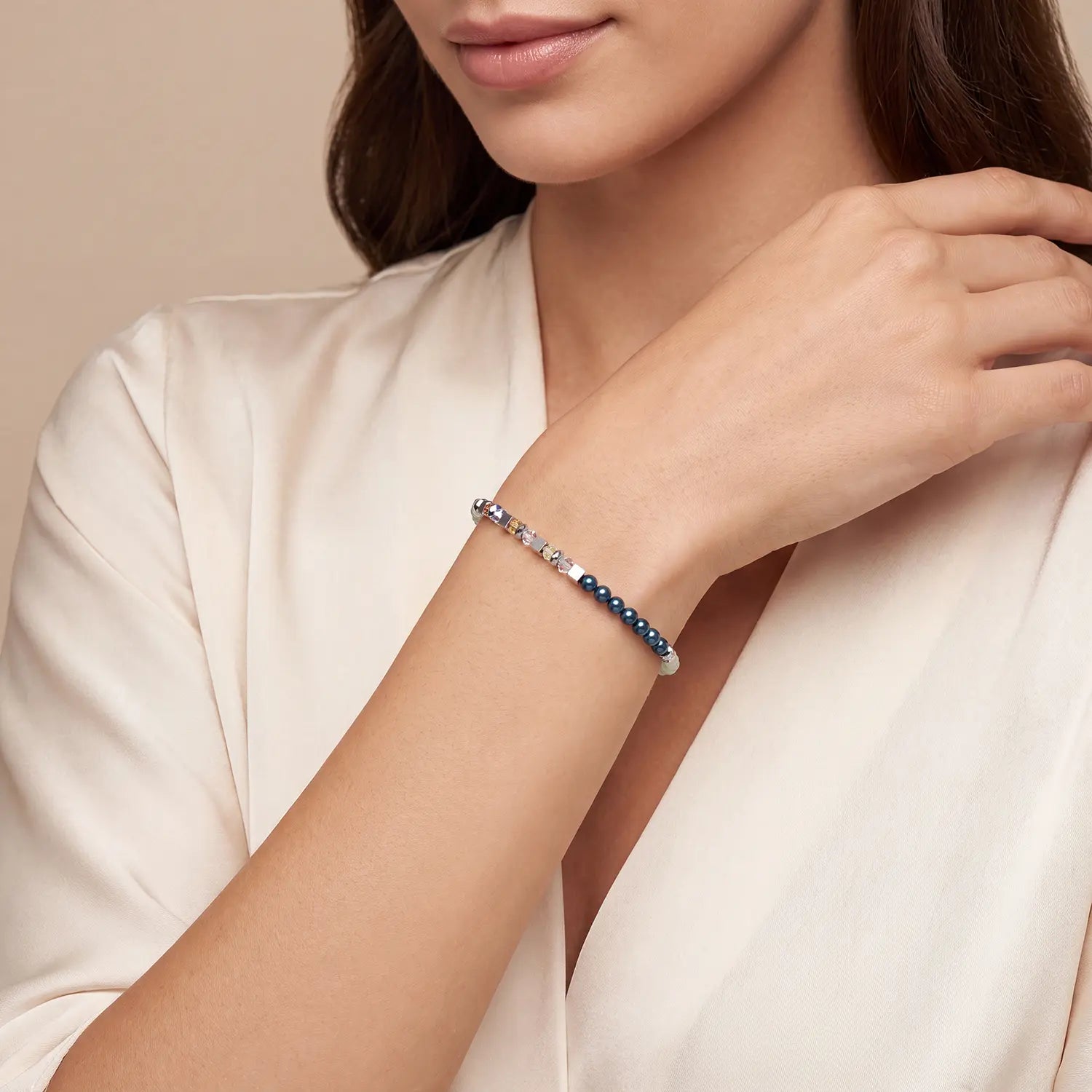 COEUR DE LION Bracelet Fusion Offset Graphic green-petrol – on model
