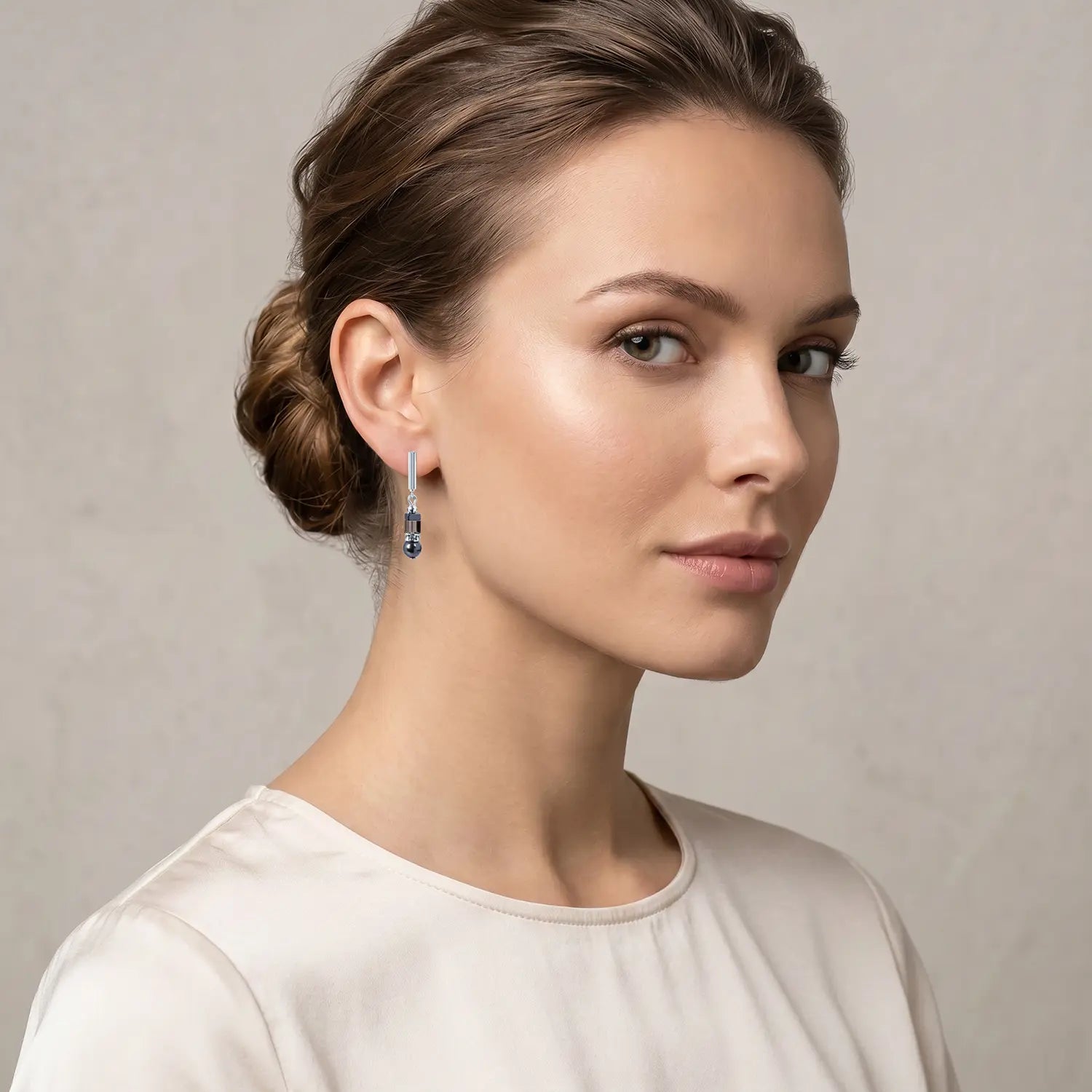 COEUR DE LION Earrings Precious Fusion Offset grey-silver – on model