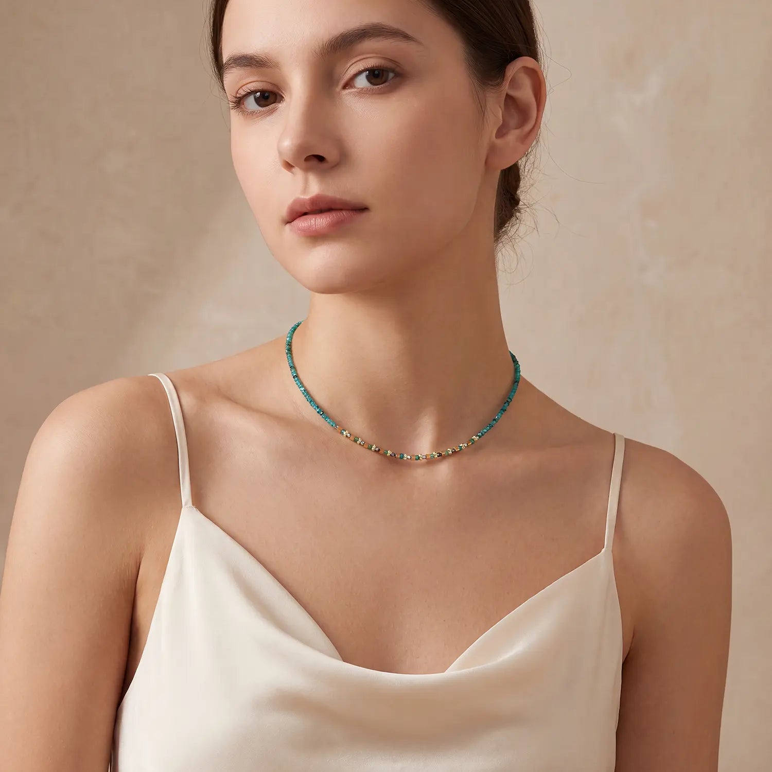 COEUR DE LION Necklace Golden Whisper green-gold – on model
