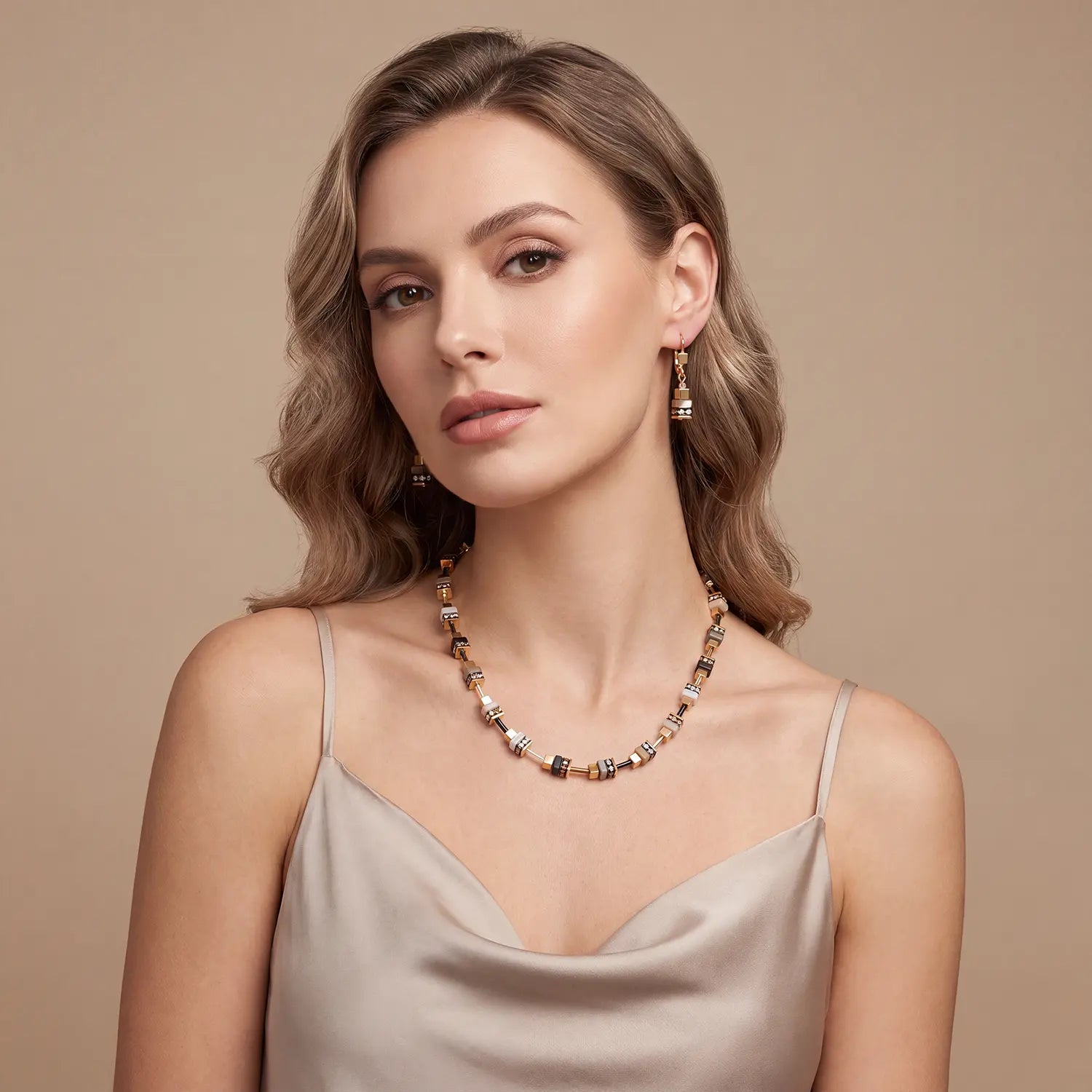 COEUR DE LION Necklace Urban Nature Cube beige-gold – on model