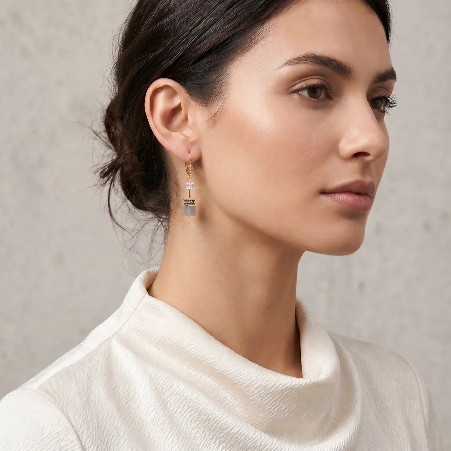 COEUR DE LION GeoCUBE® Iconic Precious Earrings Rustic Luxe – on model