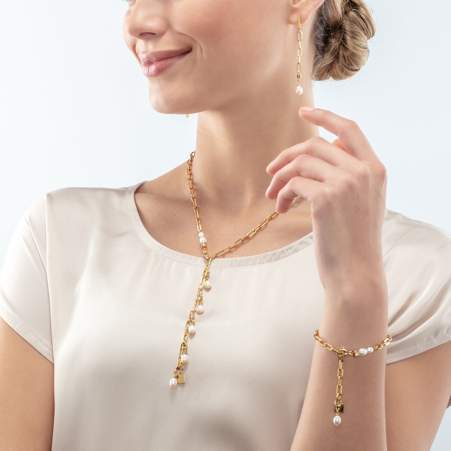 Modern chain necklace with freshwater pearl charms gold