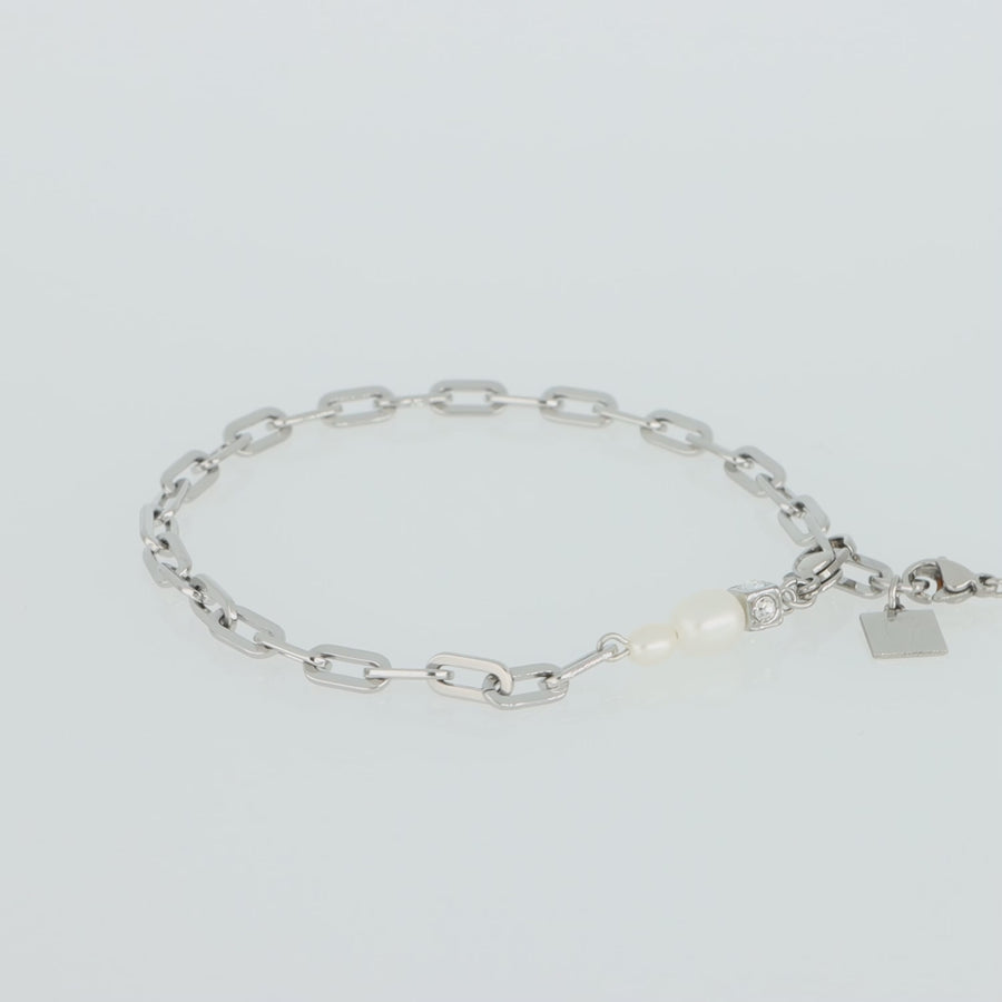 Modern chain bracelet with freshwater pearl charms silver