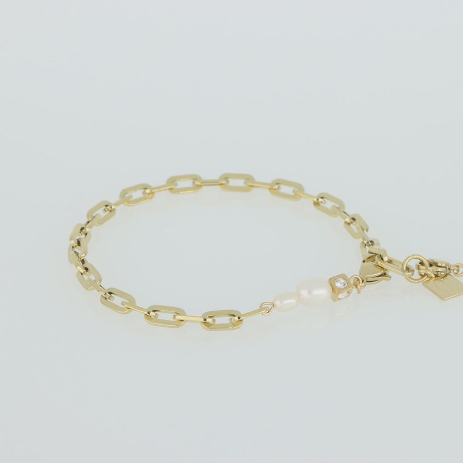 Modern chain bracelet with freshwater pearl charms gold